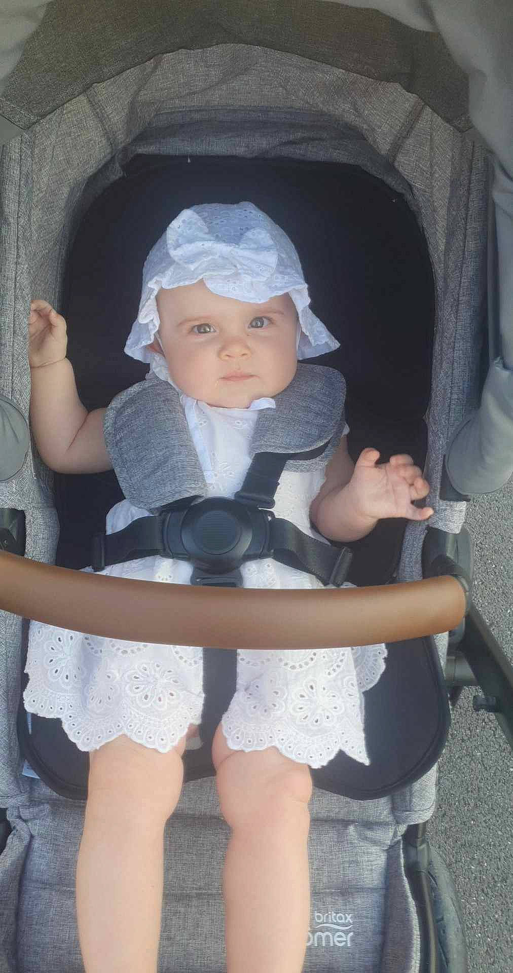Céleste a rejoint le concours — aidez-le/la à gagner de superbes lots ! baby, baby_carriage, baby_products, baby_toddler_clothing, cap, chair, cheek, child, comfort, electric_blue, fashion_accessory, finger, fun, hat, headwear, person, sitting, sleeve, smile, thigh