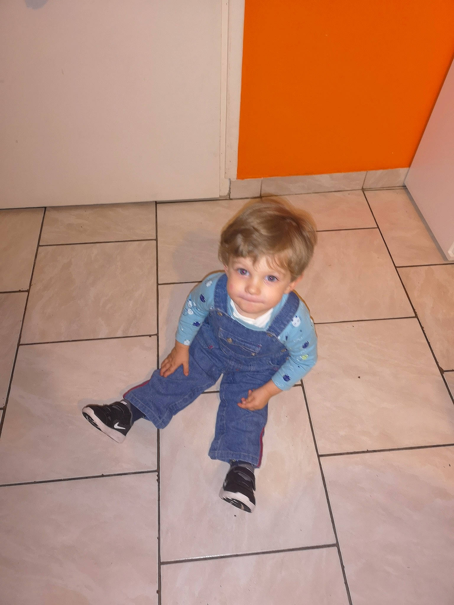 Loghan a rejoint le concours — aidez-le/la à gagner de superbes lots ! blue, child, day, floor, flooring, fun, girl, hardwood, leg, person, play, product, sitting, skin, standing, tile, toddler, wood, wood_flooring