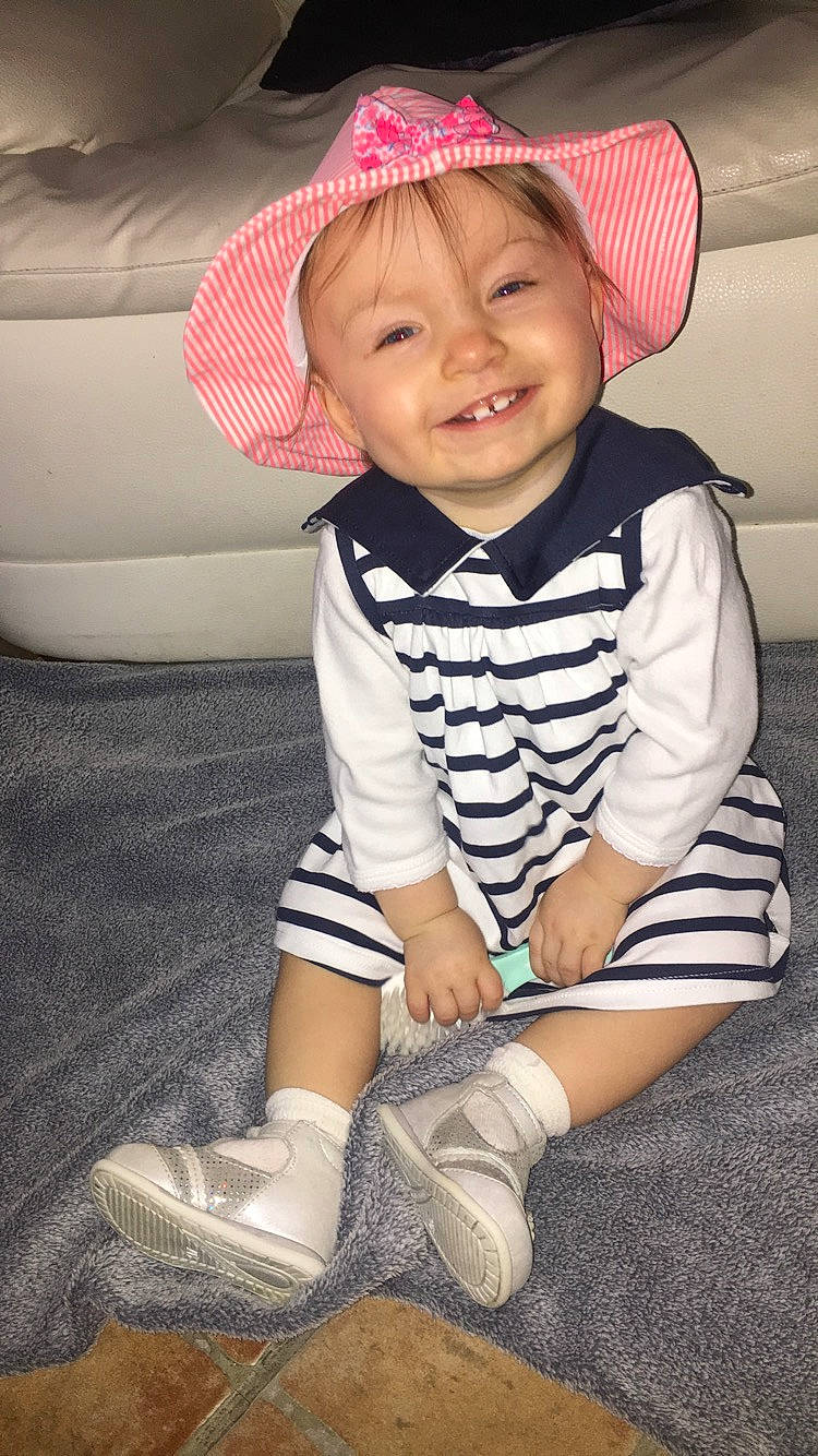 Naomie a rejoint le concours — aidez-le/la à gagner de superbes lots ! baby, baby_toddler_clothing, cap, child, child_model, clothing, cool, fashion_accessory, footwear, hat, headgear, joy, knit_cap, leg, person, pink, sitting, skin, sleeve, smile
