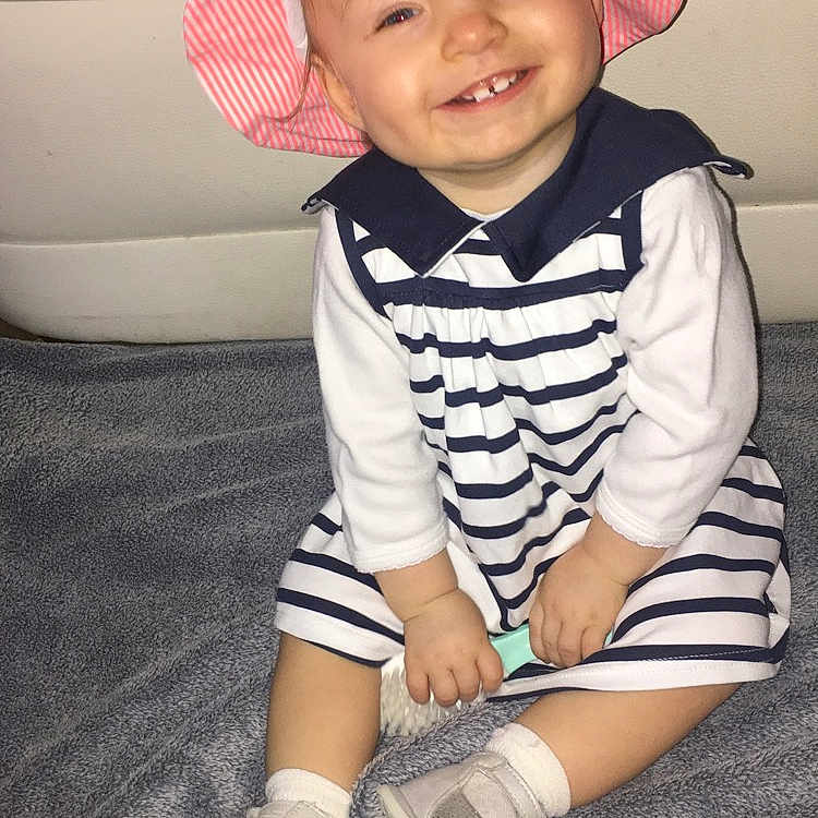 Naomie a rejoint le concours — aidez-le/la à gagner de superbes lots ! baby, baby_toddler_clothing, cap, child, child_model, clothing, cool, fashion_accessory, footwear, hat, headgear, joy, knit_cap, leg, person, pink, sitting, skin, sleeve, smile