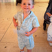 Rocélio a rejoint le concours — aidez-le/la à gagner de superbes lots ! child, clothing, decorations, floor, footwear, happy, home, indoor, nike, person, shirt, shorts, smiling, sneakers, standing, stroller, table, television, toddler, toy