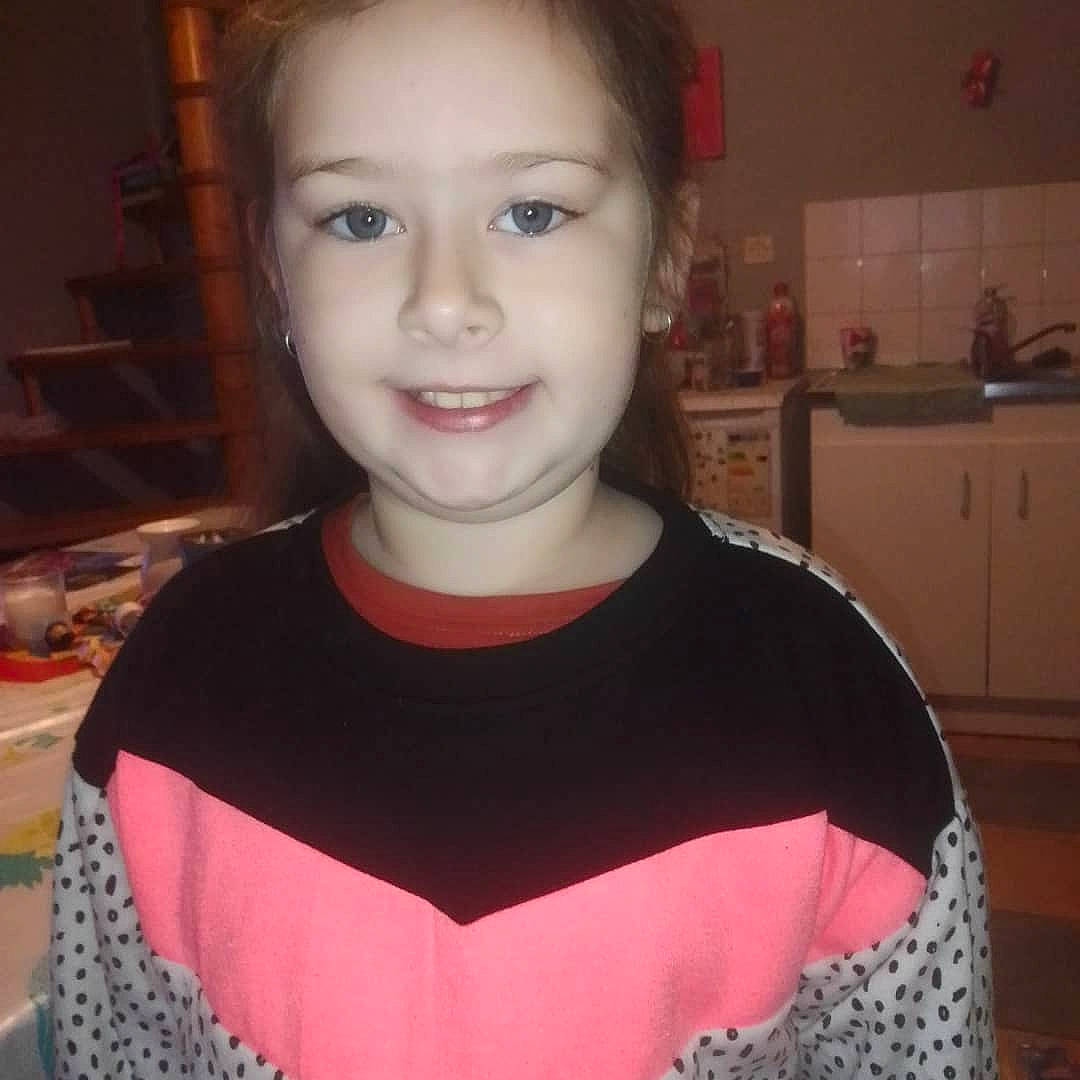 Emma a rejoint le concours — aidez-le/la à gagner de superbes lots ! cheek, chin, cool, eyebrow, eyelash, flash_photography, forehead, hair, head, headgear, iris, jaw, joy, lip, neck, nose, organ, person, shoulder, skin