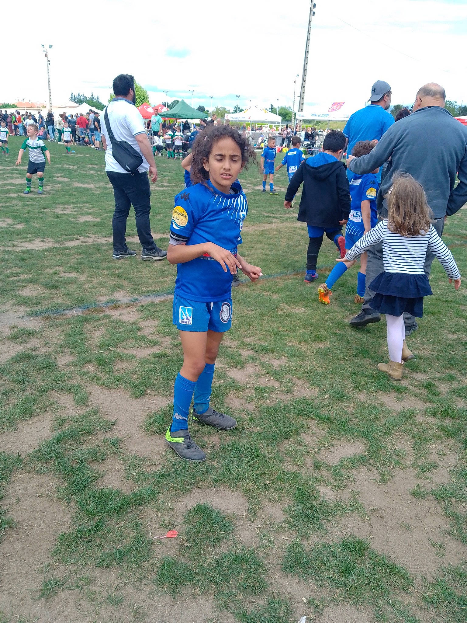 Anouchka a rejoint le concours — aidez-le/la à gagner de superbes lots ! ball, ball_game, cloud, competition_event, electric_blue, football, fun, grass, leisure, person, player, shorts, sky, sneakers, sports, sports_equipment, t_shirt, team, team_sport, toddler