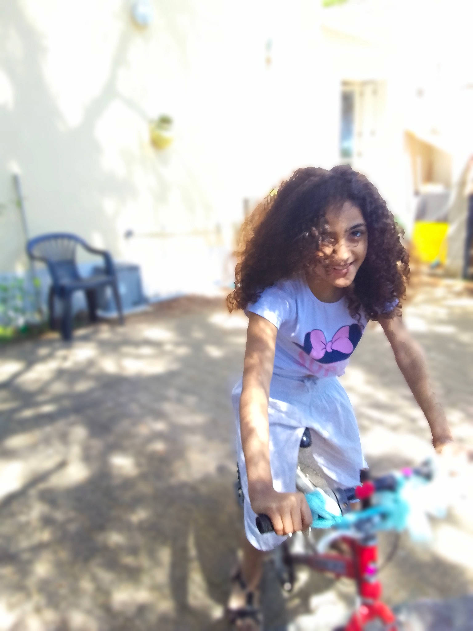 Anouchka participe au concours pour gagner de l'argent avec cette photo : bicycle_handlebar, black_hair, chair, city, cycle_sport, cycling, electric_blue, eyewear, fun, happy, human_leg, joy, leisure, person, recreation, road, sitting, smile, soil, t_shirt