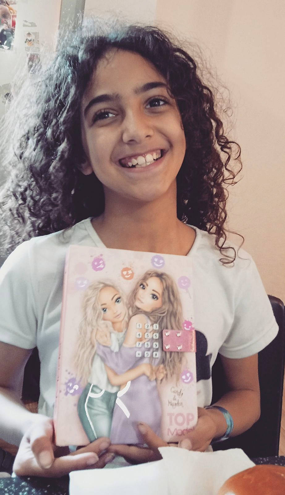 Anouchka a rejoint le concours — aidez-le/la à gagner de superbes lots ! art, beauty, black_hair, child, eye, eyebrow, eyelash, facial_expression, fashion, forehead, fun, happy, joy, lip, long_hair, organ, person, skin, sleeve, smile