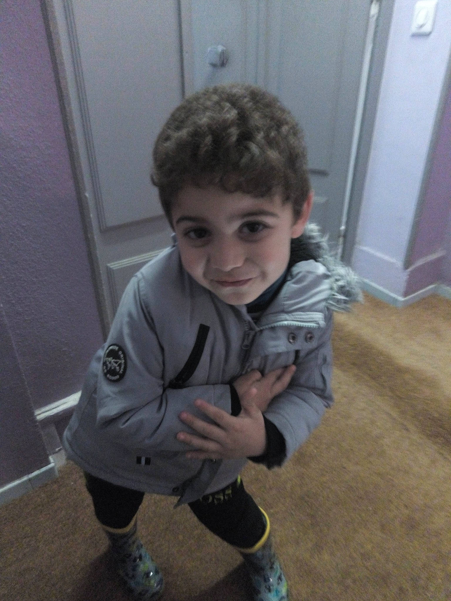 Elyess a rejoint le concours — aidez-le/la à gagner de superbes lots ! arm, child, door, face, floor, flooring, fun, hairstyle, happy, head, joint, leg, outdoor_shoe, person, sleeve, smile, sneakers, sock, thumb, toddler