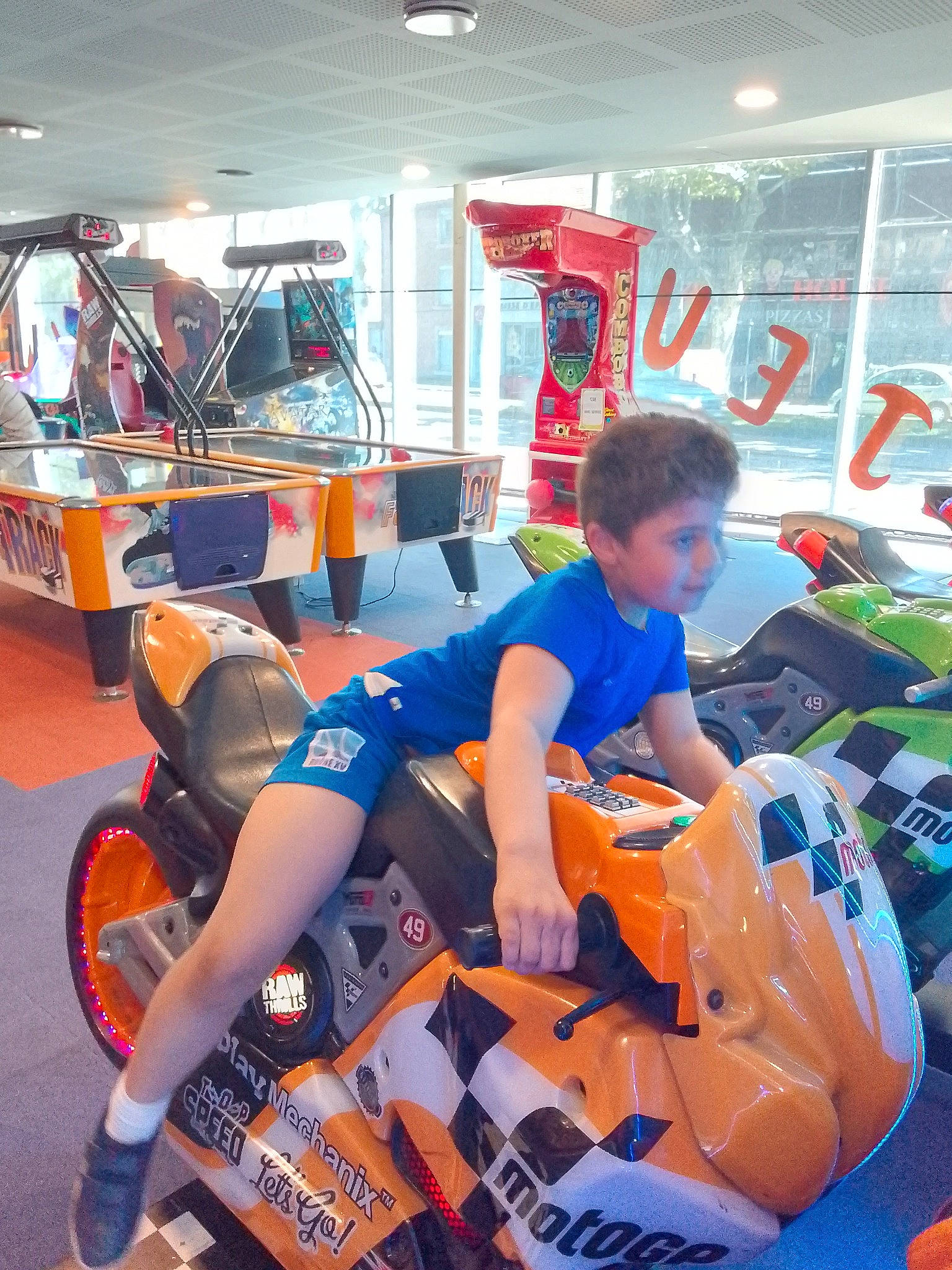 Elyess a rejoint le concours — aidez-le/la à gagner de superbes lots ! automotive_design, automotive_exterior, automotive_tire, automotive_wheel_system, bicycle_wheel, electric_blue, engineering, human_leg, leisure, motor_vehicle, person, personal_protective_equipment, racing, recreation, shorts, sportswear, t_shirt, thigh, tire, vehicle