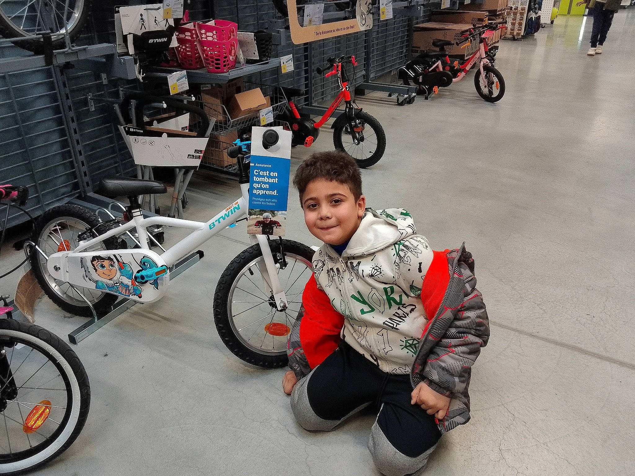 Elyess participe au concours pour gagner de l'argent avec cette photo : automotive_tire, automotive_wheel_system, bicycle, bicycle_accessory, bicycle_fork, bicycle_frame, bicycle_handlebar, bicycle_part, bicycle_saddle, bicycle_tire, bicycle_wheel, bicycles_equipment_and_supplies, crankset, joy, mode_of_transport, motor_vehicle, person, public_space, rim, road