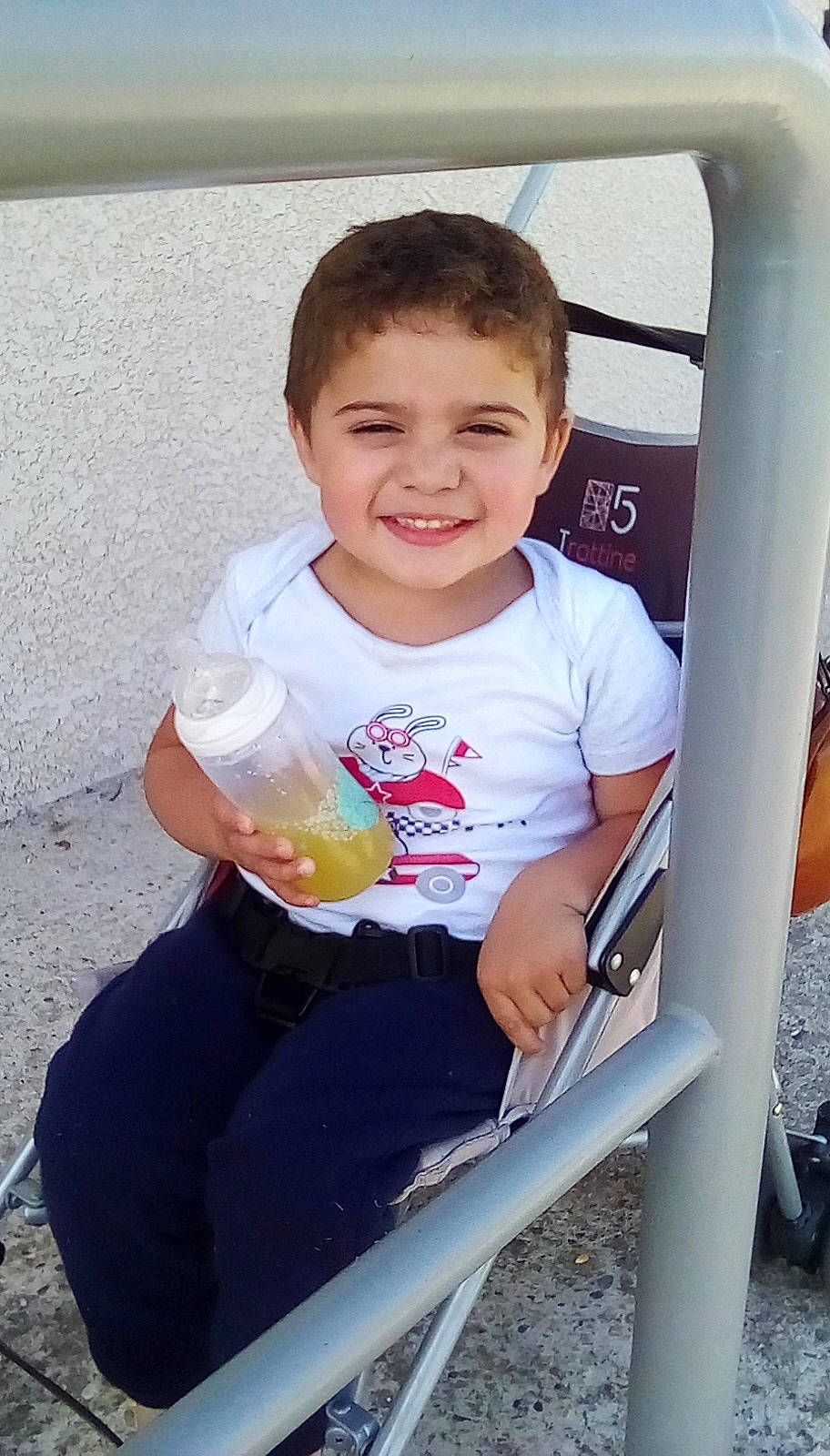 Elyess a rejoint le concours — aidez-le/la à gagner de superbes lots ! child, joy, person, sitting, smile, t_shirt, toddler