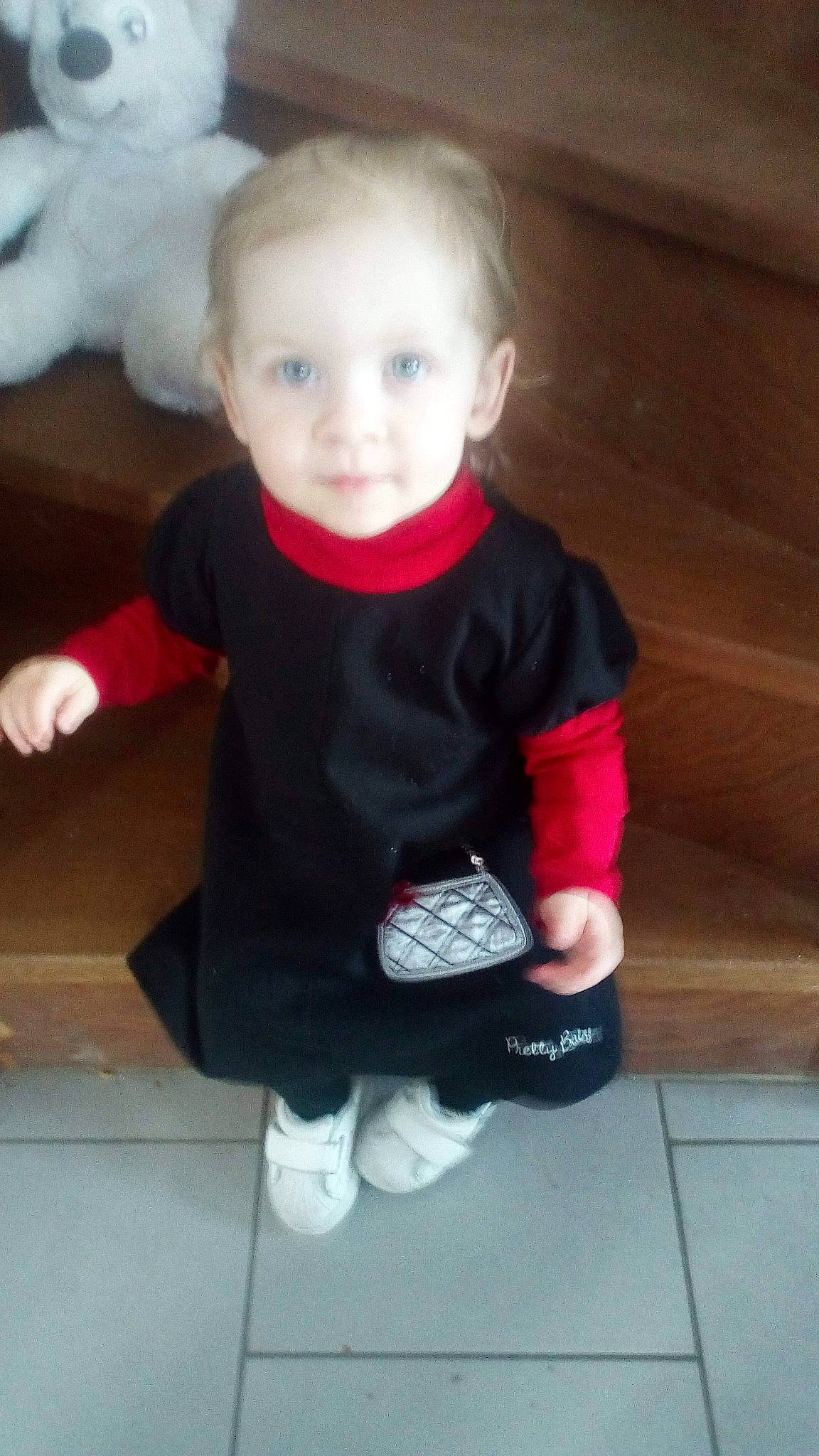 Zoé a rejoint le concours — aidez-le/la à gagner de superbes lots ! arm, baby, baby_toddler_clothing, cheek, child, cool, head, leg, person, play, skin, sleeve, smile, standing, t_shirt, toddler