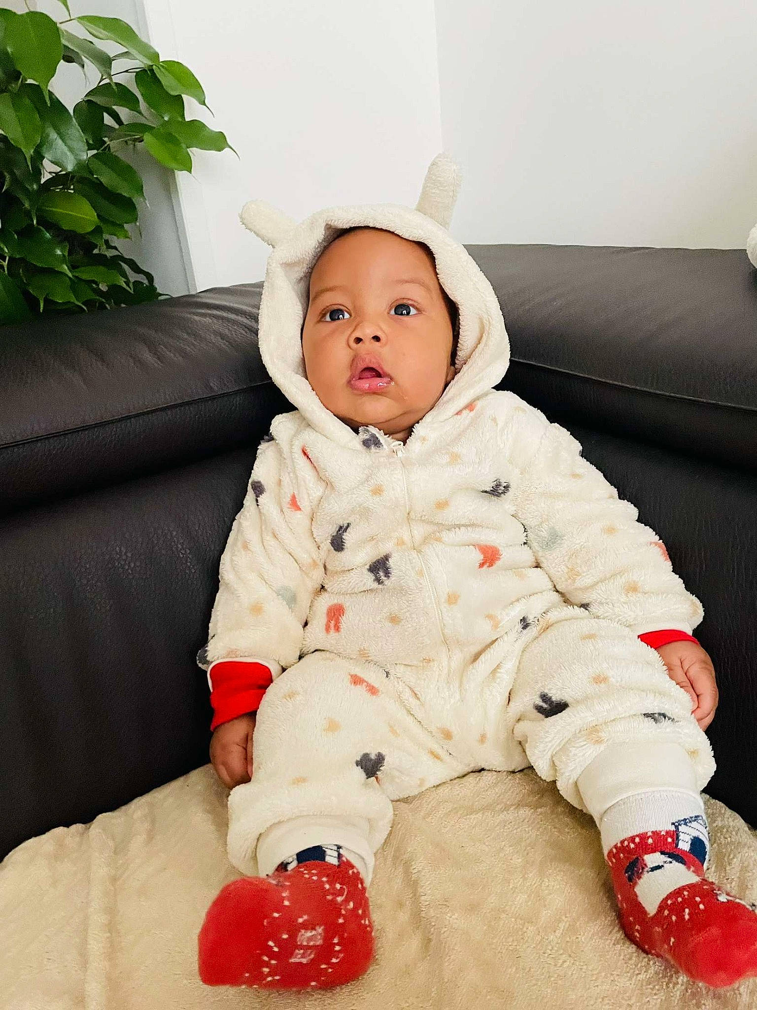 Evan a rejoint le concours — aidez-le/la à gagner de superbes lots ! baby, baby_toddler_clothing, carmine, cheek, child, comfort, couch, face, flooring, foot, fur, happy, person, room, sitting, skin, sleeve, smile, studio_couch, toddler