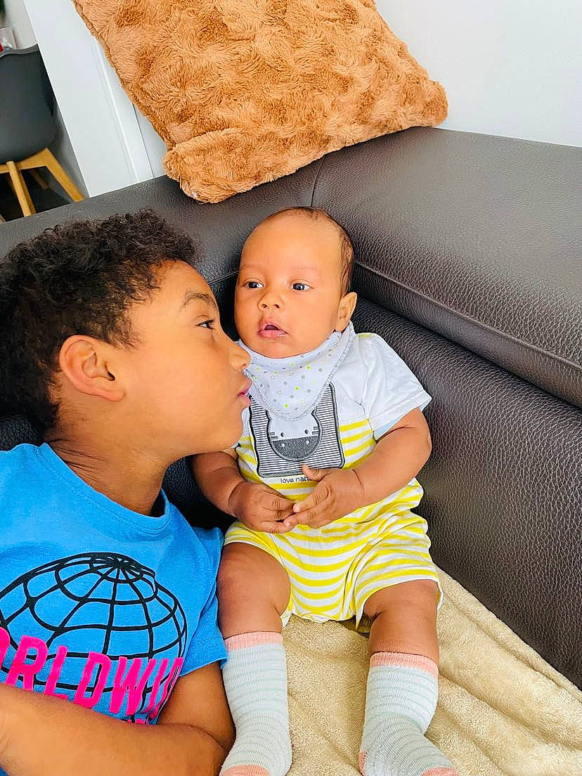 Evan a rejoint le concours — aidez-le/la à gagner de superbes lots ! baby, baby_toddler_clothing, child, comfort, couch, fun, happy, human_leg, knee, lap, leisure, person, product, sitting, skin, sock, t_shirt, textile, thigh, toddler