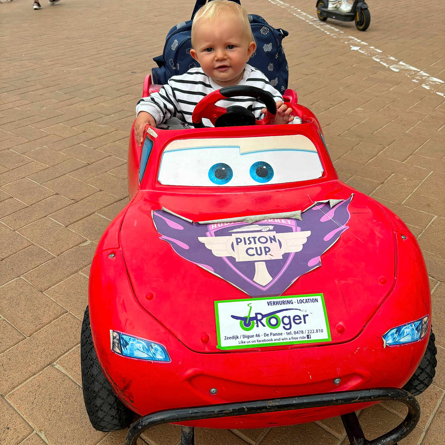 Dario a rejoint le concours — aidez-le/la à gagner de superbes lots ! accessories, adult, animal, baby, bag, canine, clothing, e_scooter, face, footwear, handbag, head, male, man, person, photography, portrait, shoe, transportation, vehicle