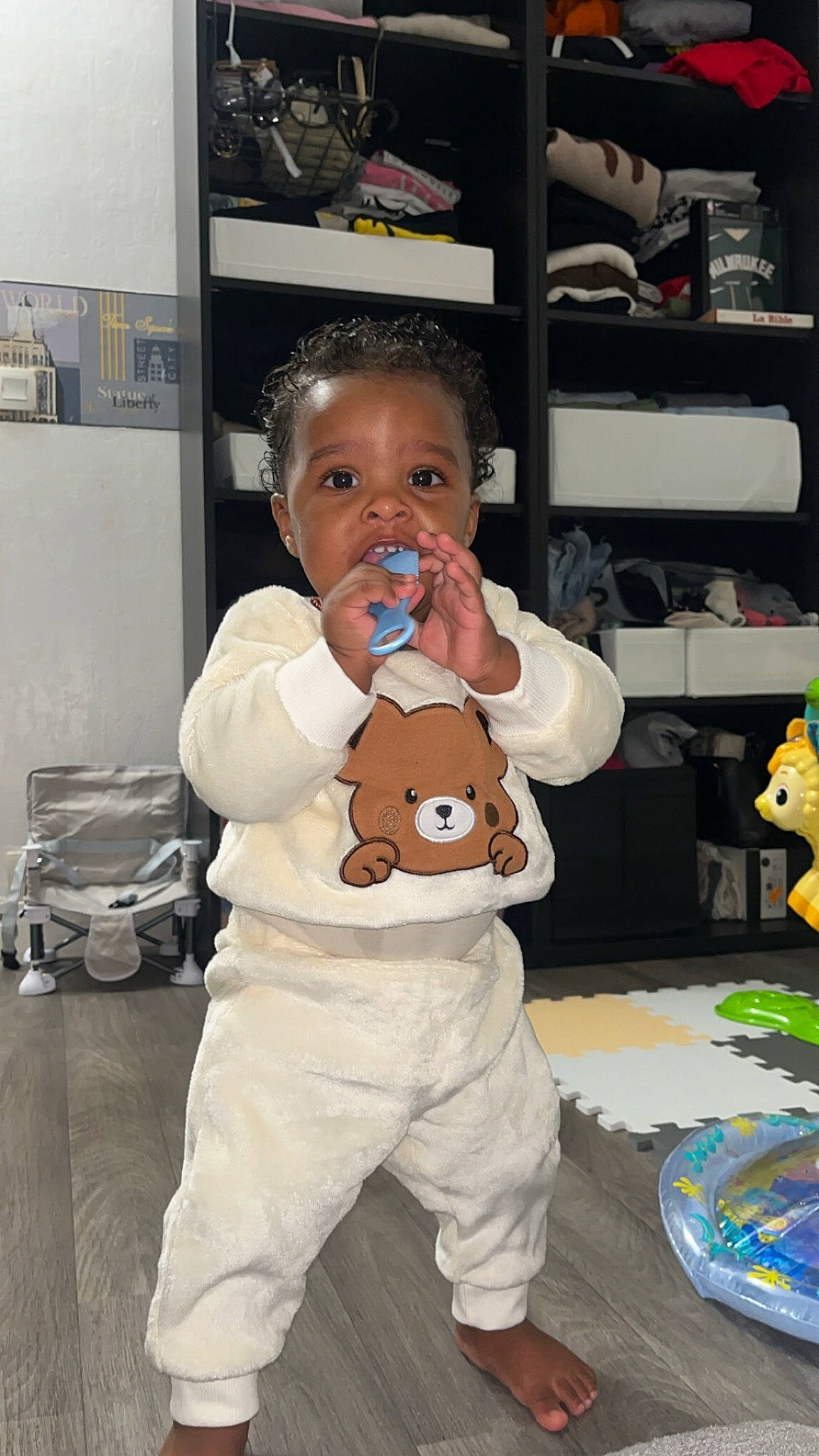 Kaylann participe au concours pour gagner de l'argent avec cette photo : baby, child, flooring, fun, fur, happy, person, plush, room, shelf, shelving, smile, stuffed_toy, t_shirt, teddy_bear, toddler, toy