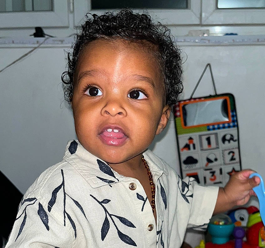 Kaylann participe au concours pour gagner de l'argent avec cette photo : afro, cheek, child, door, ear, eyelash, fun, happy, nose, office_supplies, person, picture_frame, room, sharing, t_shirt, toddler, visual_arts