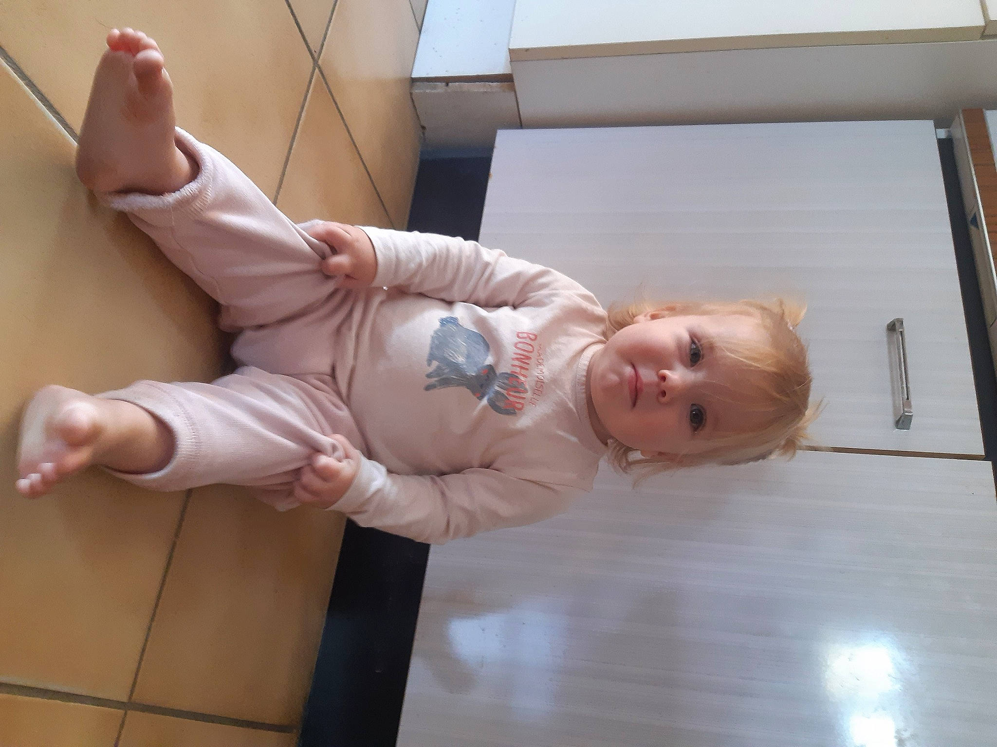 Mélyna a rejoint le concours — aidez-le/la à gagner de superbes lots ! baby_toddler_clothing, child, comfort, elbow, floor, flooring, foot, gesture, happy, hardwood, human_leg, joint, knee, mammal, person, skin, sleeve, smile, toddler, varnish