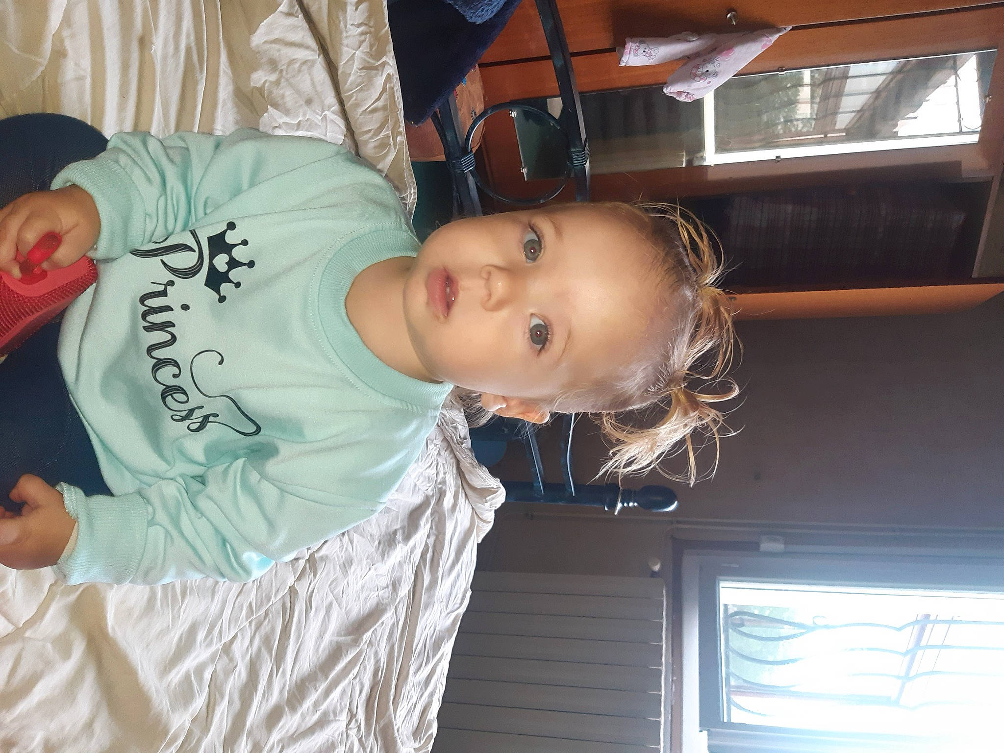 Mélyna participe au concours pour gagner de l'argent avec cette photo : child, comfort, elbow, fun, person, t_shirt, toddler, vehicle, vehicle_door