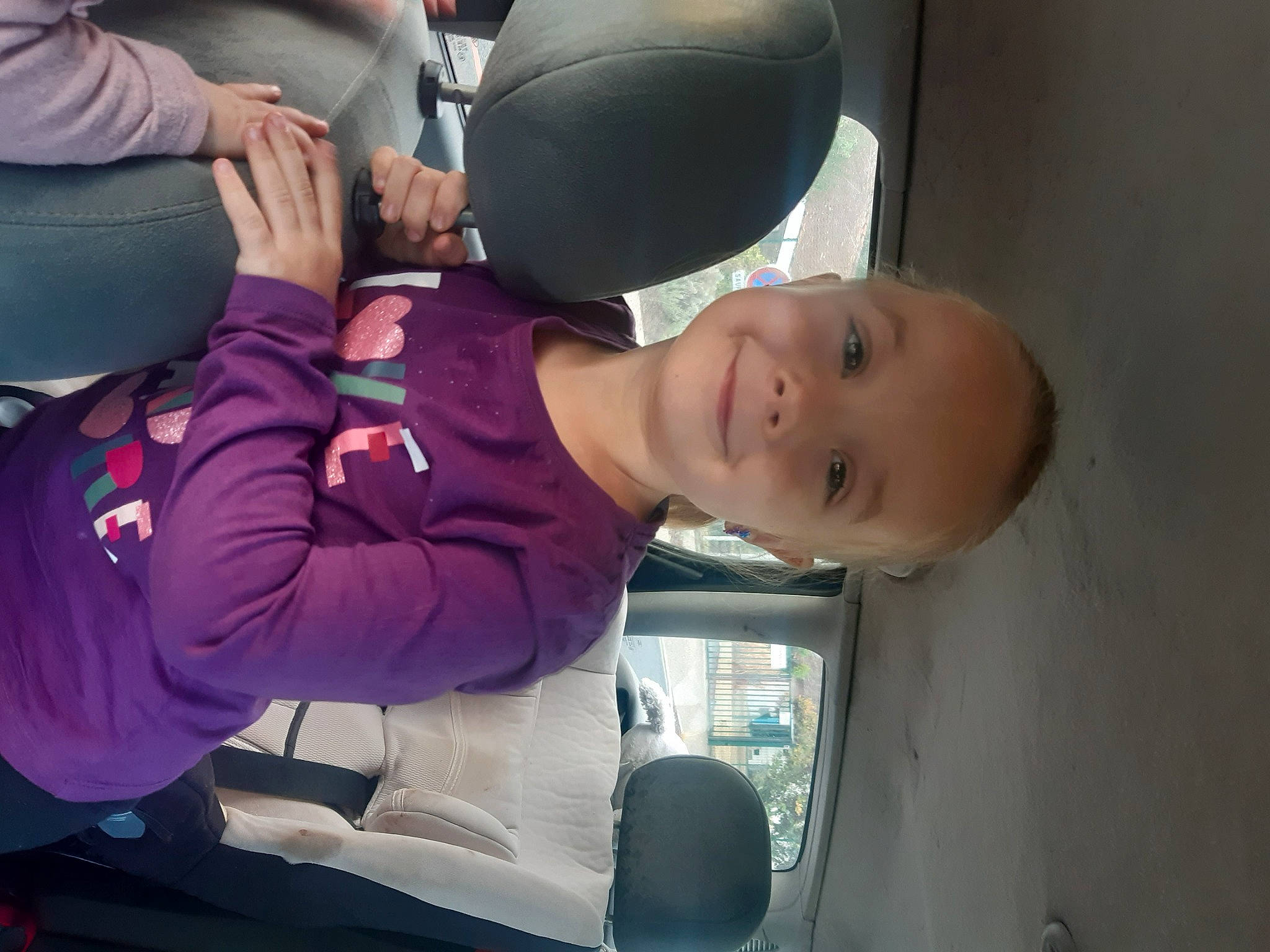 Lindsay a rejoint le concours — aidez-le/la à gagner de superbes lots ! arm, auto_part, automotive_exterior, baby, baby_products, car_seat, child, comfort, family_car, fun, gesture, hat, joy, luxury_vehicle, motor_vehicle, person, personal_protective_equipment, smile, toddler, vacation