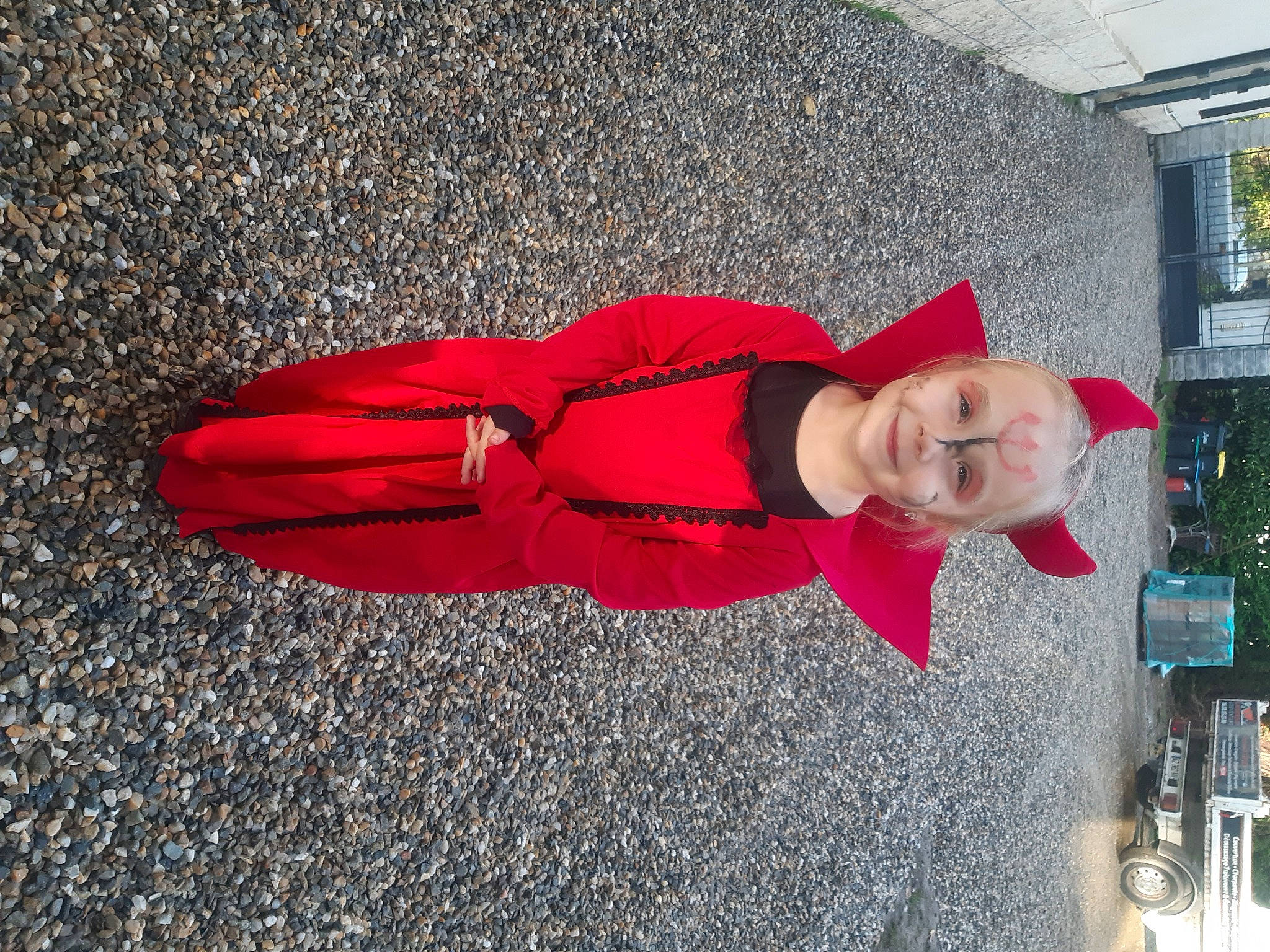 Lindsay participe au concours pour gagner de l'argent avec cette photo : asphalt, carmine, concrete, electric_blue, flooring, grass, human_leg, joy, person, plant, road, road_surface, sidewalk, sitting, smile, tree