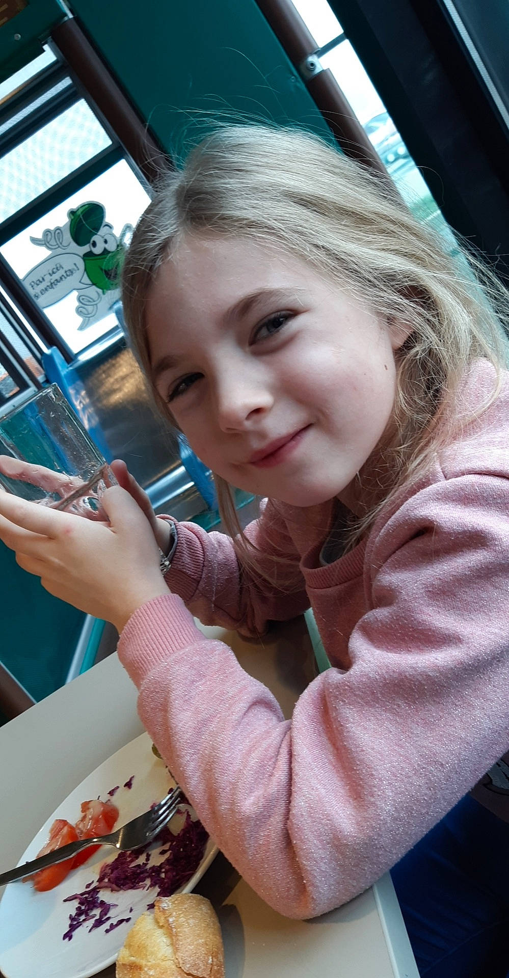 Ylyanna a rejoint le concours — aidez-le/la à gagner de superbes lots ! child, person, smile, vacation