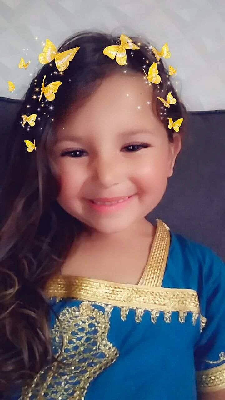 Noemy participe au concours pour gagner de l'argent avec cette photo : black_hair, child, child_model, crown, fashion_accessory, forehead, hair, hair_accessory, hairstyle, headband, headgear, headpiece, joy, long_hair, person, smile, tiara, toddler, yellow