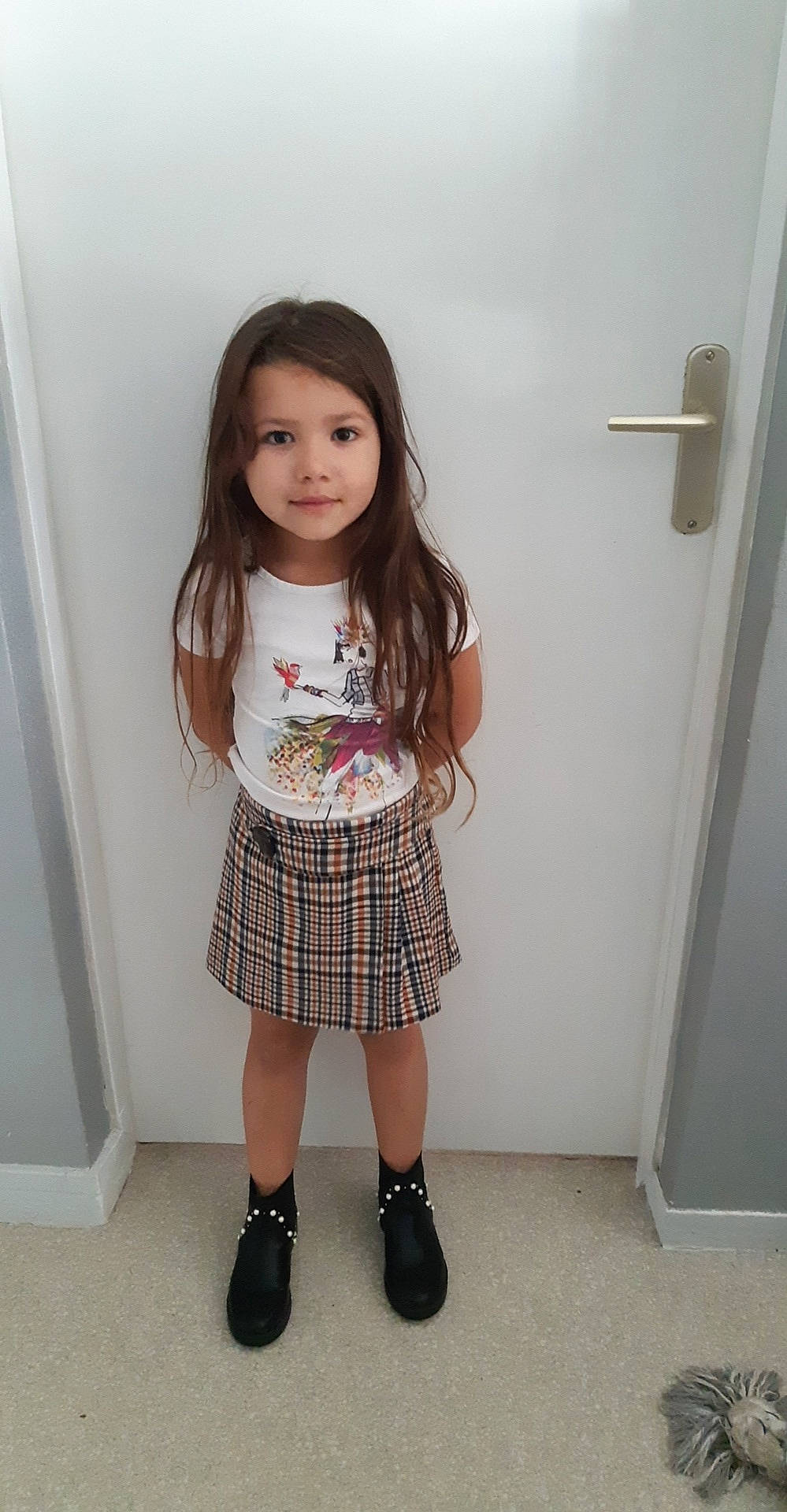 Noemy participe au concours pour gagner de l'argent avec cette photo : beauty, child, clothing, design, dress, fashion, footwear, joint, knee, leg, pattern, person, plaid, room, skin, snapshot, standing, t_shirt, tartan, toddler