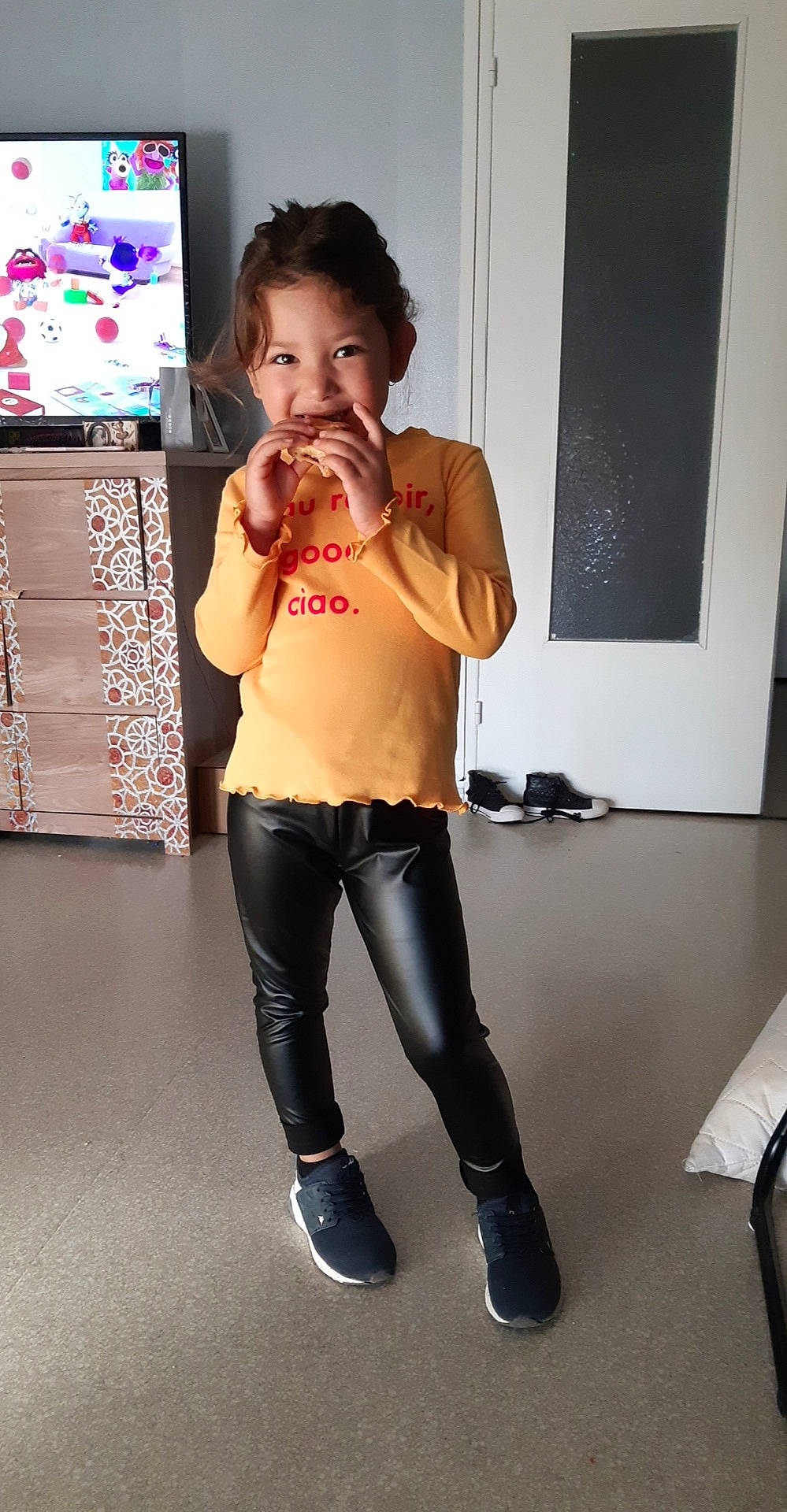 Noemy a rejoint le concours — aidez-le/la à gagner de superbes lots ! child, jeans, joint, knee, leg, leggings, person, shoulder, sleeve, standing, thigh, tights, top, trousers, waist