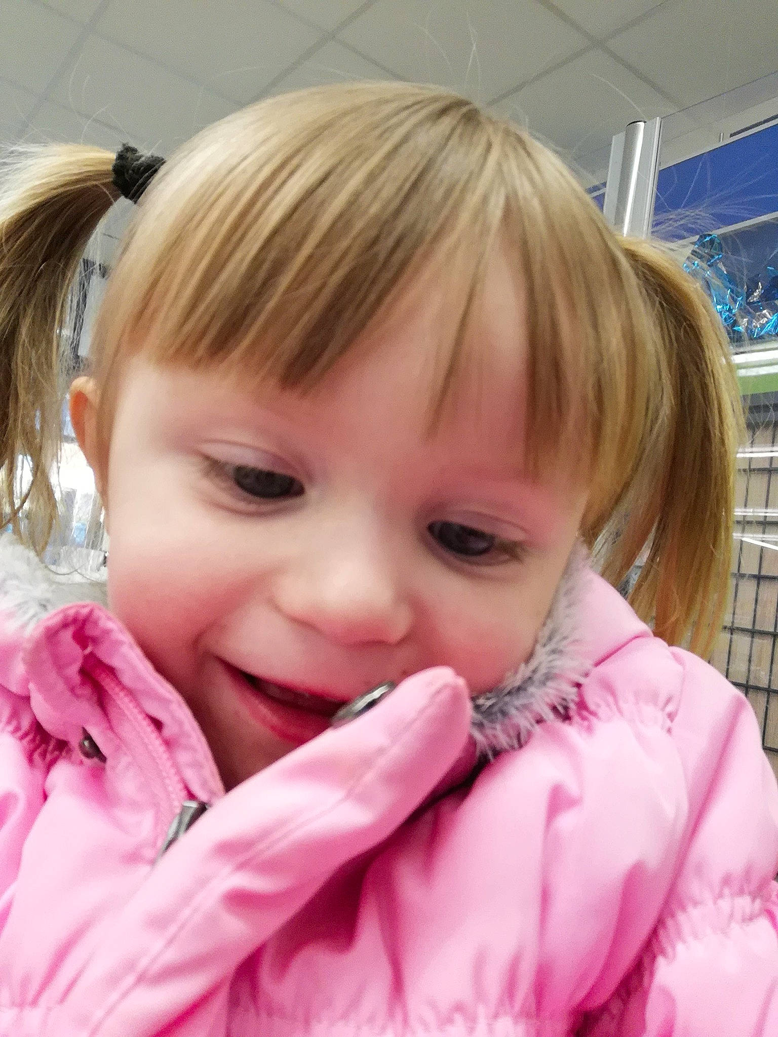 Davina a rejoint le concours — aidez-le/la à gagner de superbes lots ! blond, brown_hair, cheek, child, ear, eye, face, gesture, hair, hair_coloring, head, hime_cut, jaw, lip, mouth, nose, person, pink, skin, smile