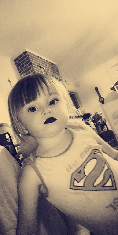 Davina participe au concours pour gagner de l'argent avec cette photo : bangs, beauty, black_and_white, cheek, child, cool, eye, eyelash, hairstyle, lip, monochrome, mouth, nose, person, photograph, photography, room, selfie, skin, snapshot