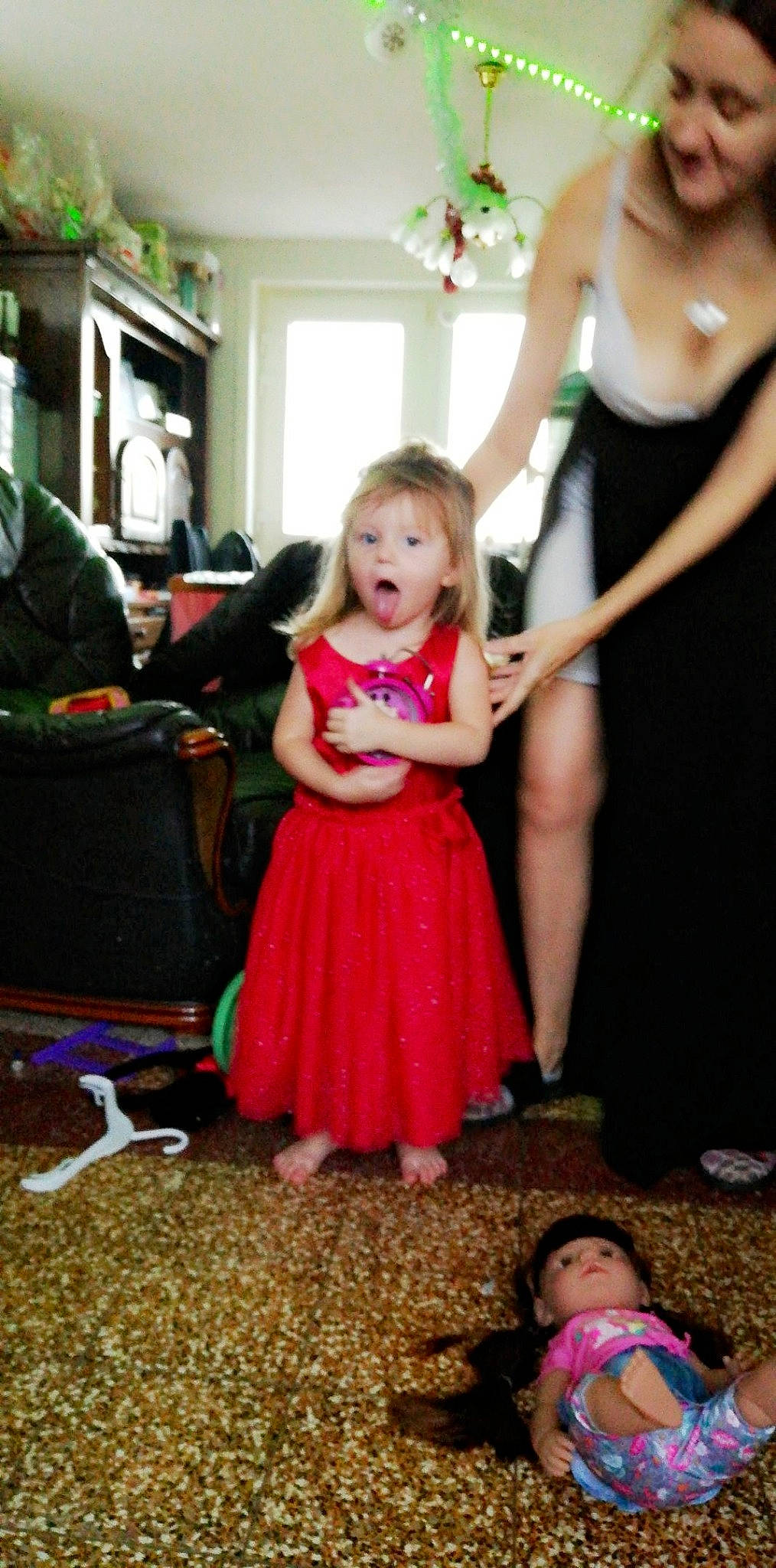 Davina participe au concours pour gagner de l'argent avec cette photo : baby, child, dress, fun, person, play, sitting, skin, smile, surprise, toddler