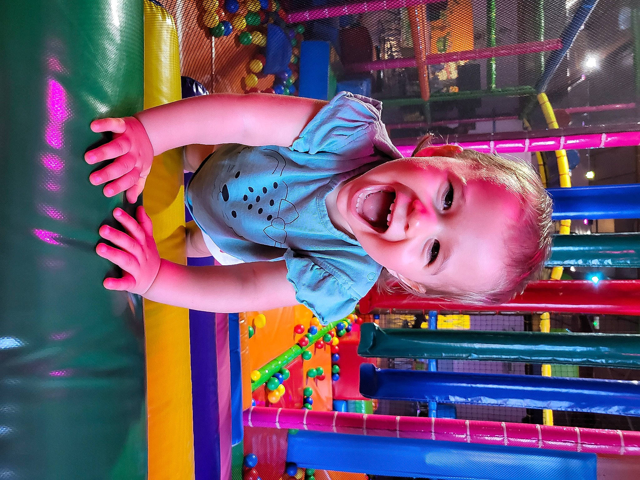 Jessica a rejoint le concours — aidez-le/la à gagner de superbes lots ! child, city, electric_blue, entertainment, event, fashion, fun, human_body, leisure, machine, magenta, performance, person, pink, playground, public_event, purple, recreation, room, smile