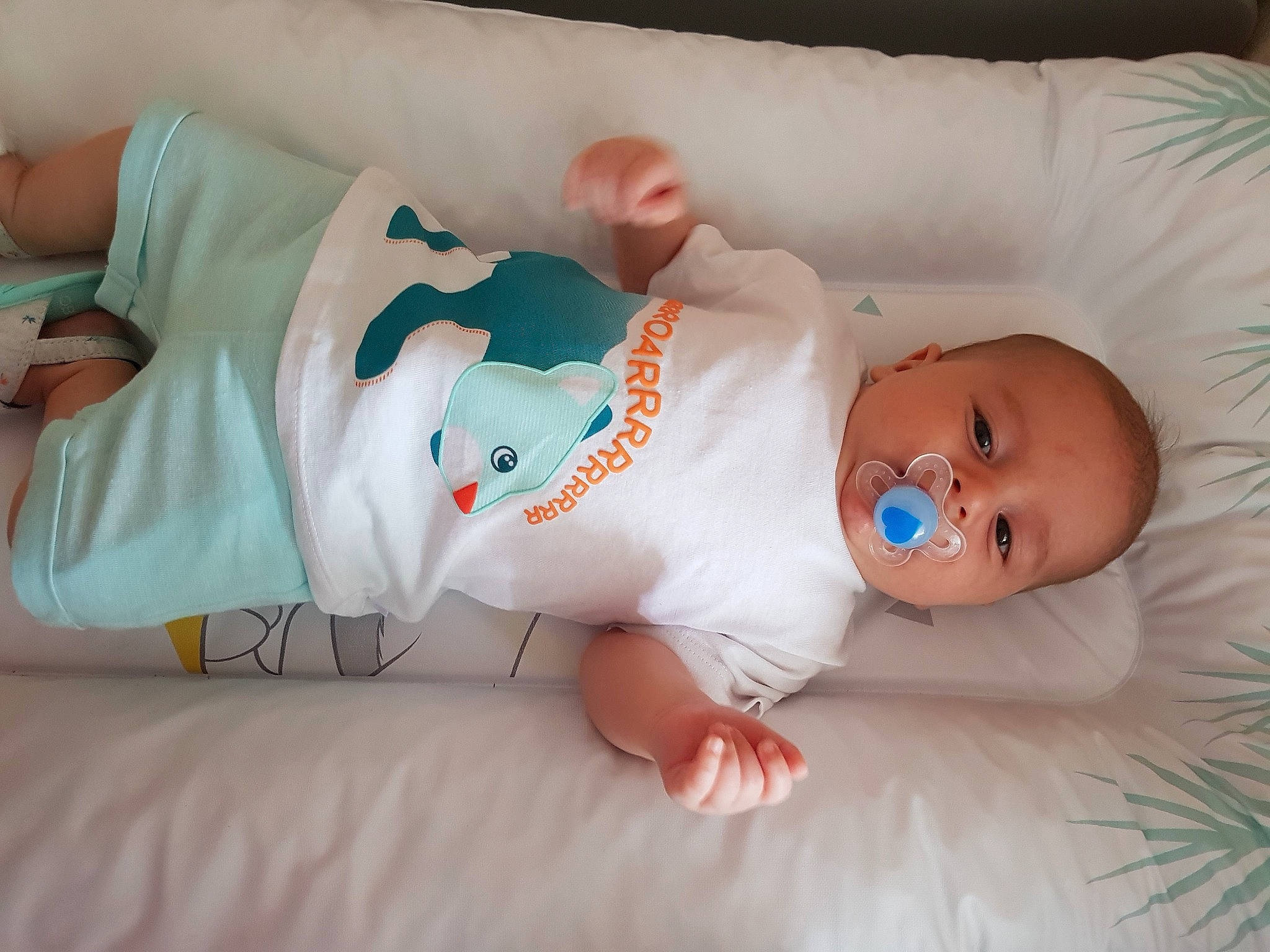 Stélios a rejoint le concours — aidez-le/la à gagner de superbes lots ! baby, baby_products, baby_sleeping, baby_toddler_clothing, child, comfort, elbow, eye, facial_expression, head, human_body, joint, knee, linens, mouth, person, product, skin, sleeve, textile