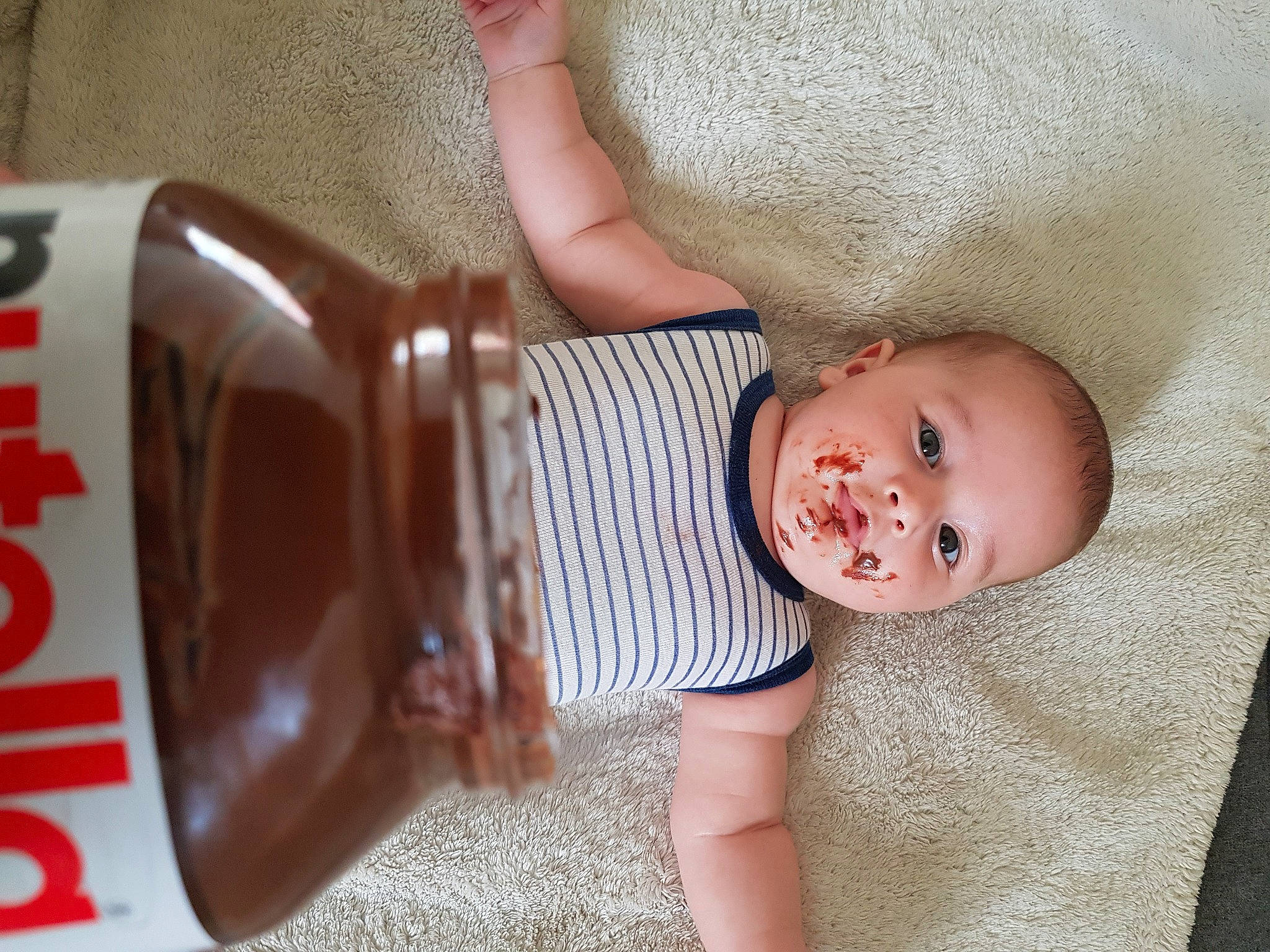 Stélios participe au concours pour gagner de l'argent avec cette photo : aluminum_can, baby, baby_safety, baby_toddler_clothing, carbonated_soft_drinks, cheek, child, cola, comfort, drinkware, finger, food, iris, nose, person, product, skin, sleeve, tin, toddler