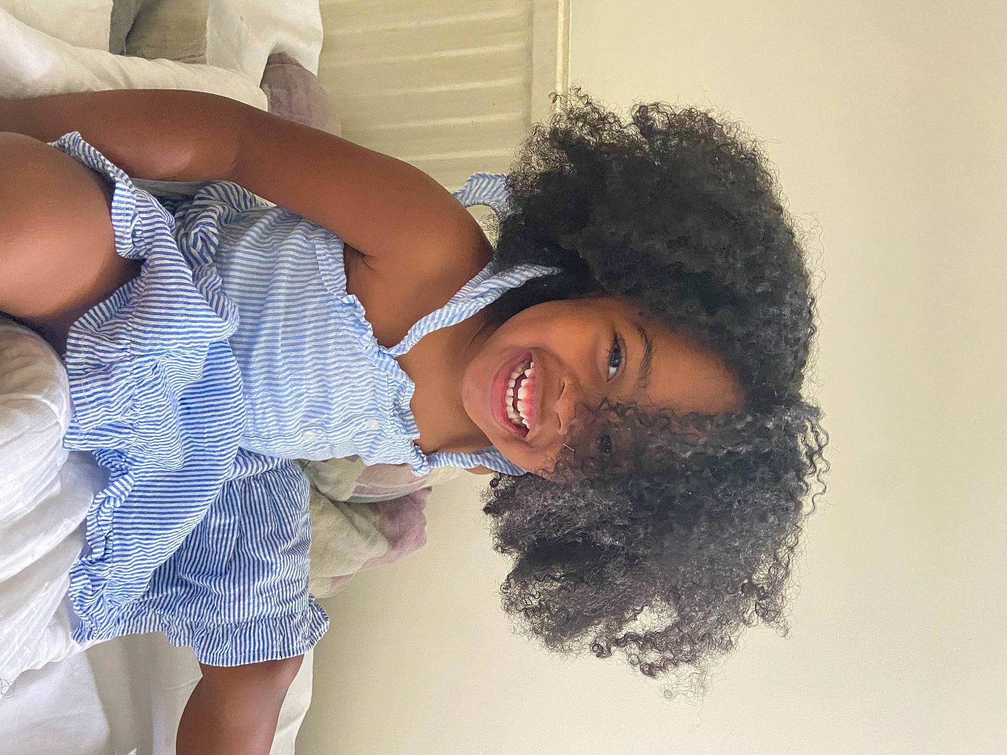 Ashadé a rejoint le concours — aidez-le/la à gagner de superbes lots ! afro, beard, black_hair, child, elbow, eyewear, fashion_design, fun, gesture, happy, human_body, human_leg, joy, leisure, long_hair, person, shoulder, smile, sunglasses, thigh