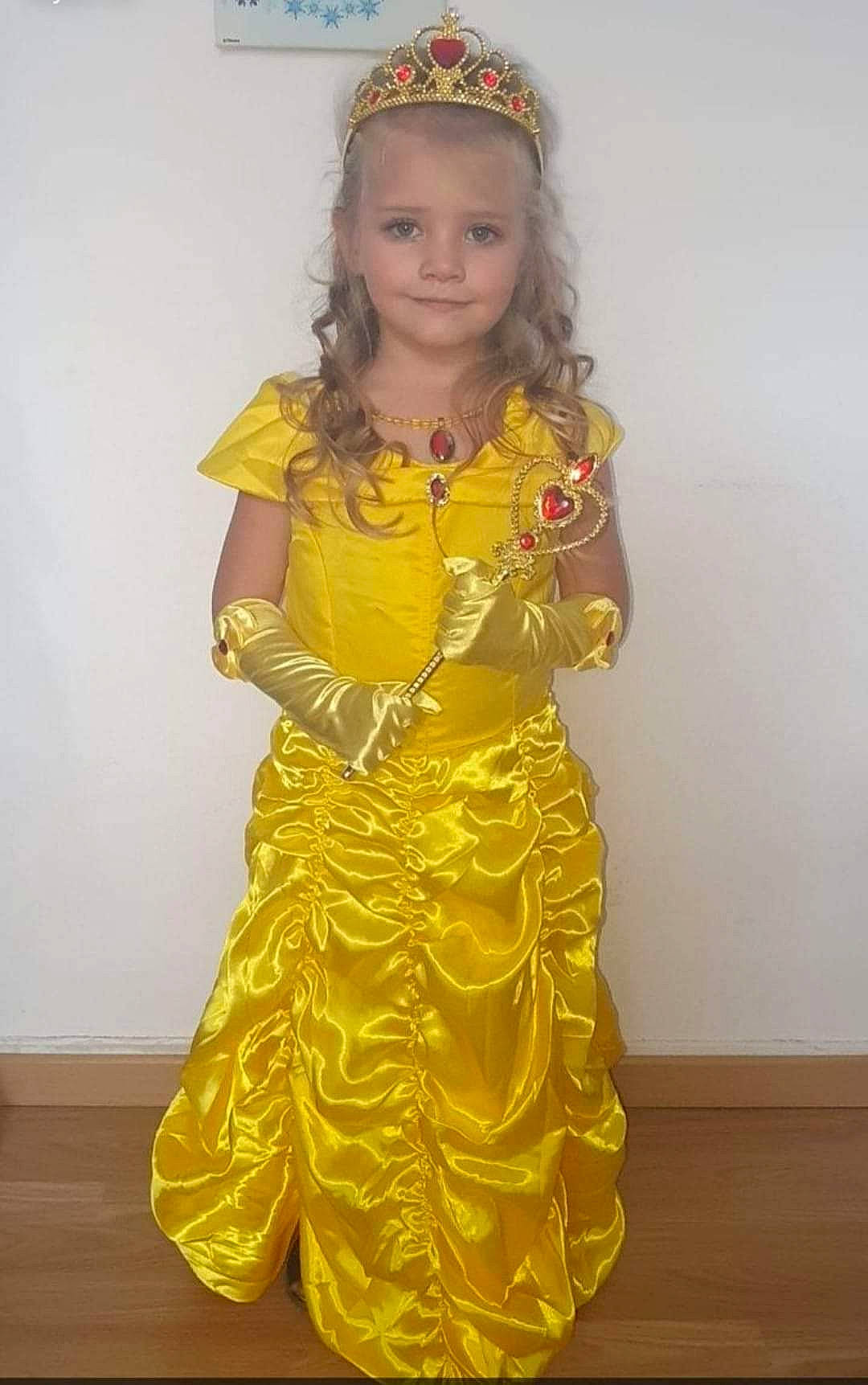 Leyna a rejoint le concours — aidez-le/la à gagner de superbes lots ! child, child_model, clothing, costume, dress, fashion_design, hair_accessory, headpiece, joy, outerwear, person, smile, toddler, yellow