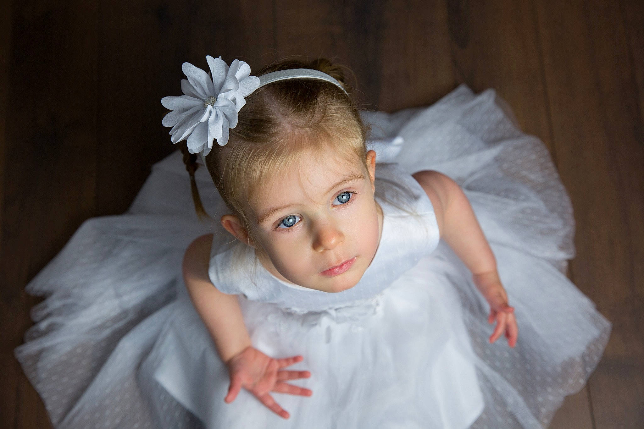 Chloé participe au concours pour gagner de l'argent avec cette photo : baby, baby_toddler_clothing, bridal_accessory, dress, eye, eyelash, flash_photography, hair, hairstyle, hand, happy, head, headgear, headpiece, iris, person, petal, pink, skin, textile
