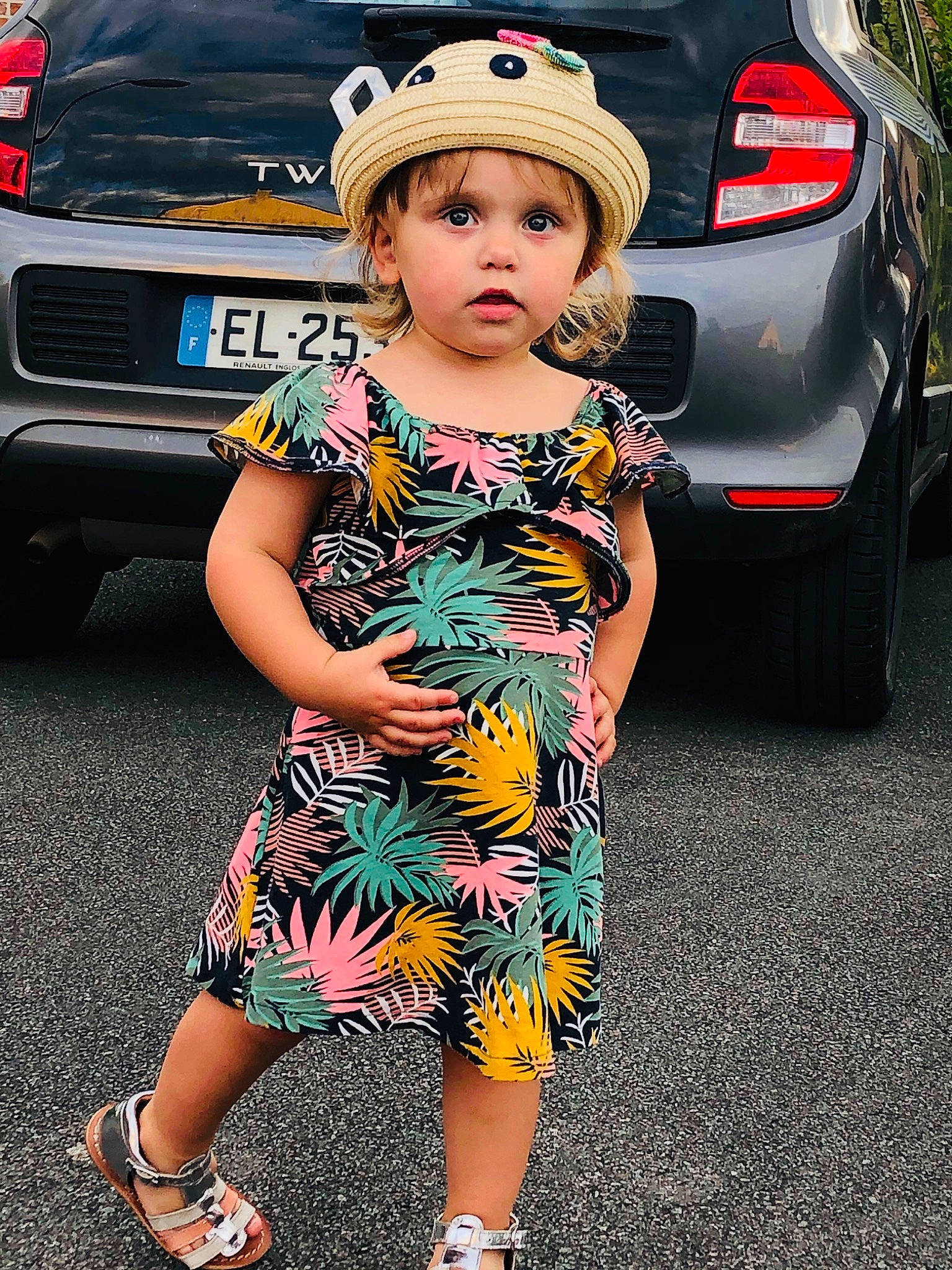 Emma participe au concours pour gagner de l'argent avec cette photo : automotive_design, car, child, child_model, clothing, cool, dress, family_car, footwear, fun, headgear, headwear, joint, luxury_vehicle, person, product, street_fashion, summer, toddler, vehicle