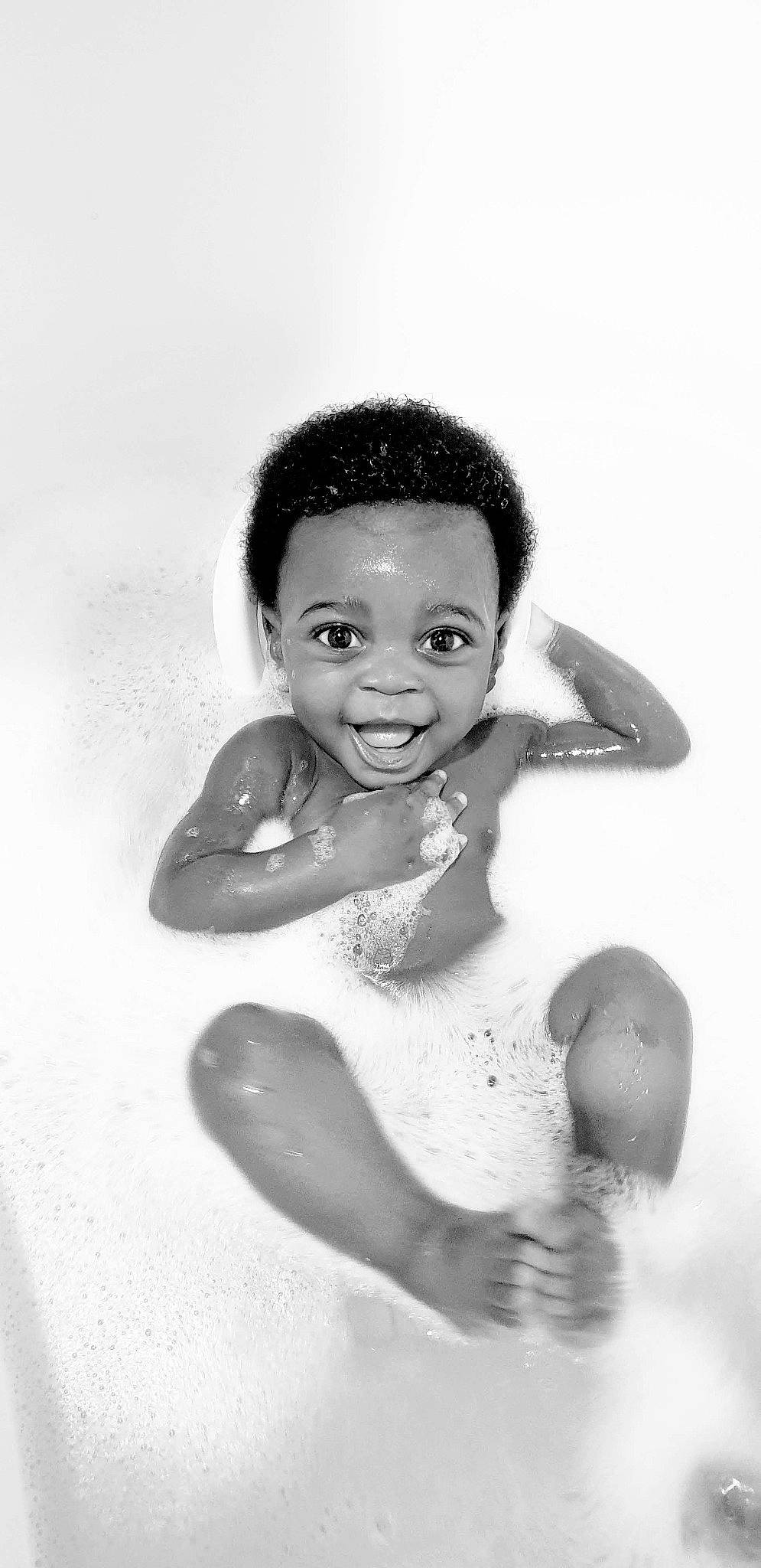 Elirone participe au concours pour gagner de l'argent avec cette photo : art, bathing, black_and_white, black_hair, chest, eye, eyebrow, eyelash, face, flash_photography, gesture, happy, head, jaw, lip, mouth, nose, person, smile, toddler