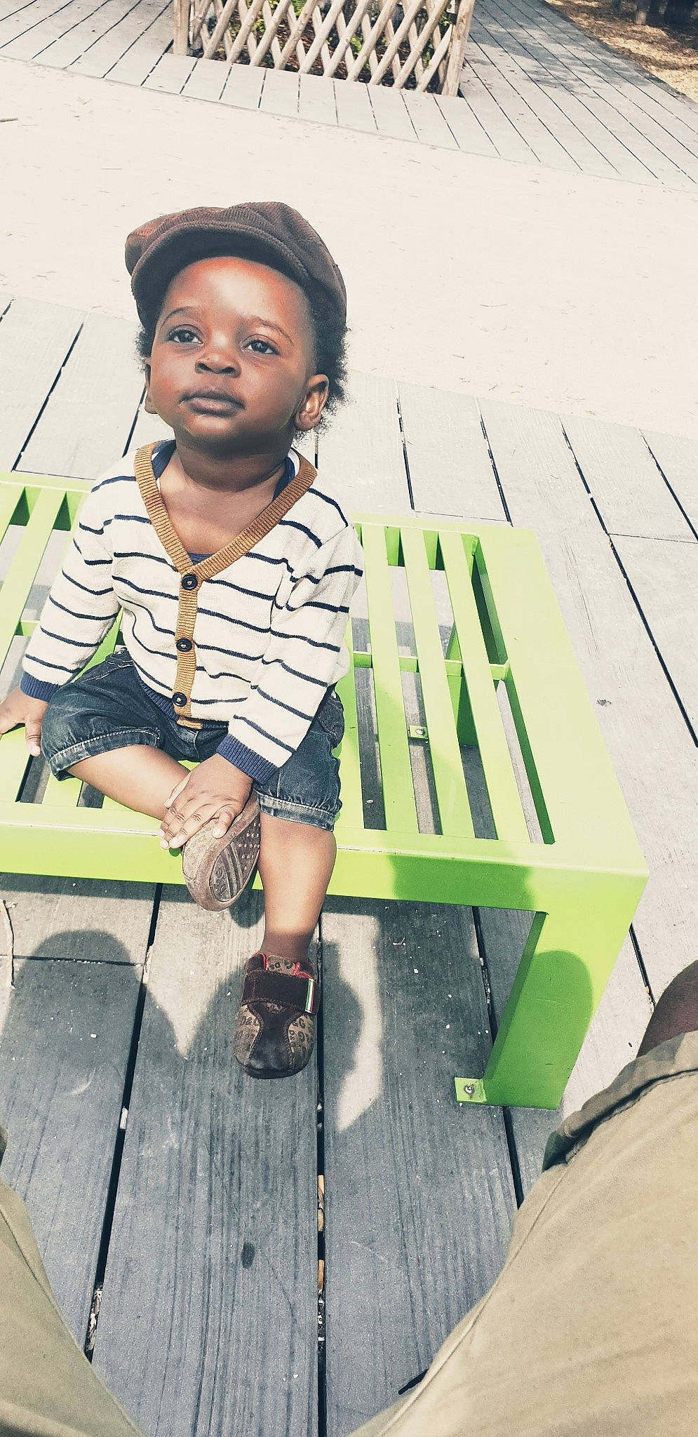 Elirone a rejoint le concours — aidez-le/la à gagner de superbes lots ! bench, child, flash_photography, grass, happy, leisure, outdoor_bench, person, portrait_photography, sandal, sitting, street_fashion, t_shirt