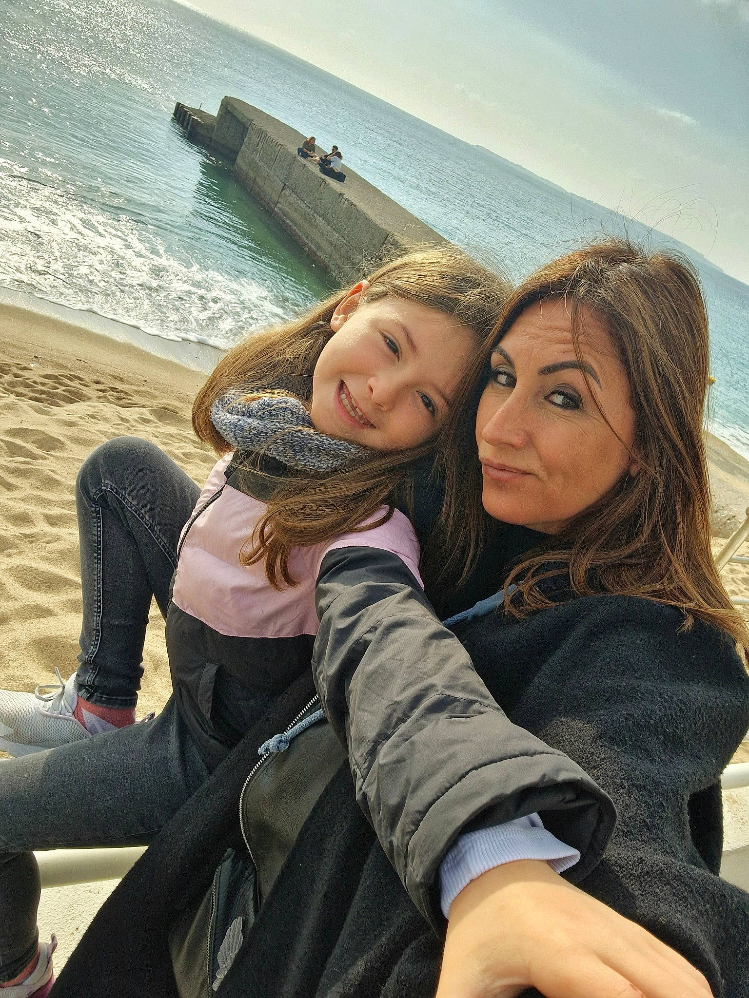 Livia participe au concours pour gagner de l'argent avec cette photo : beach, cloud, face, friendship, fun, gesture, happy, horizon, joy, landscape, leisure, ocean, people_in_nature, person, recreation, sitting, sky, smile, toddler, tourism