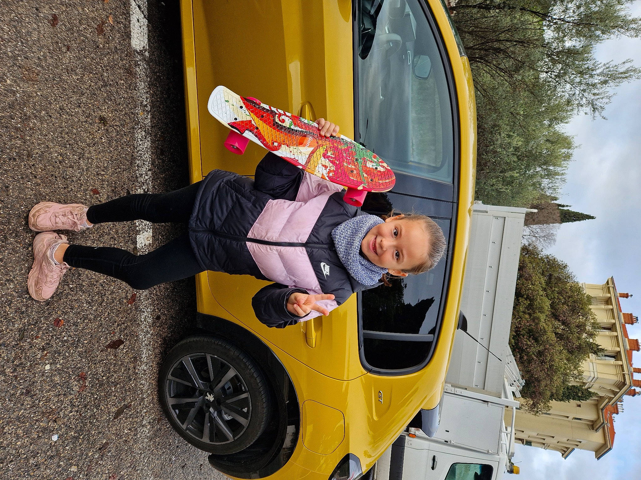 Livia a rejoint le concours — aidez-le/la à gagner de superbes lots ! automotive_design, automotive_exterior, automotive_tire, automotive_wheel_system, car, cloud, fender, hubcap, joy, motor_vehicle, person, rim, rolling, sky, tire, tree, vehicle, vehicle_door, walking_shoe, wheel