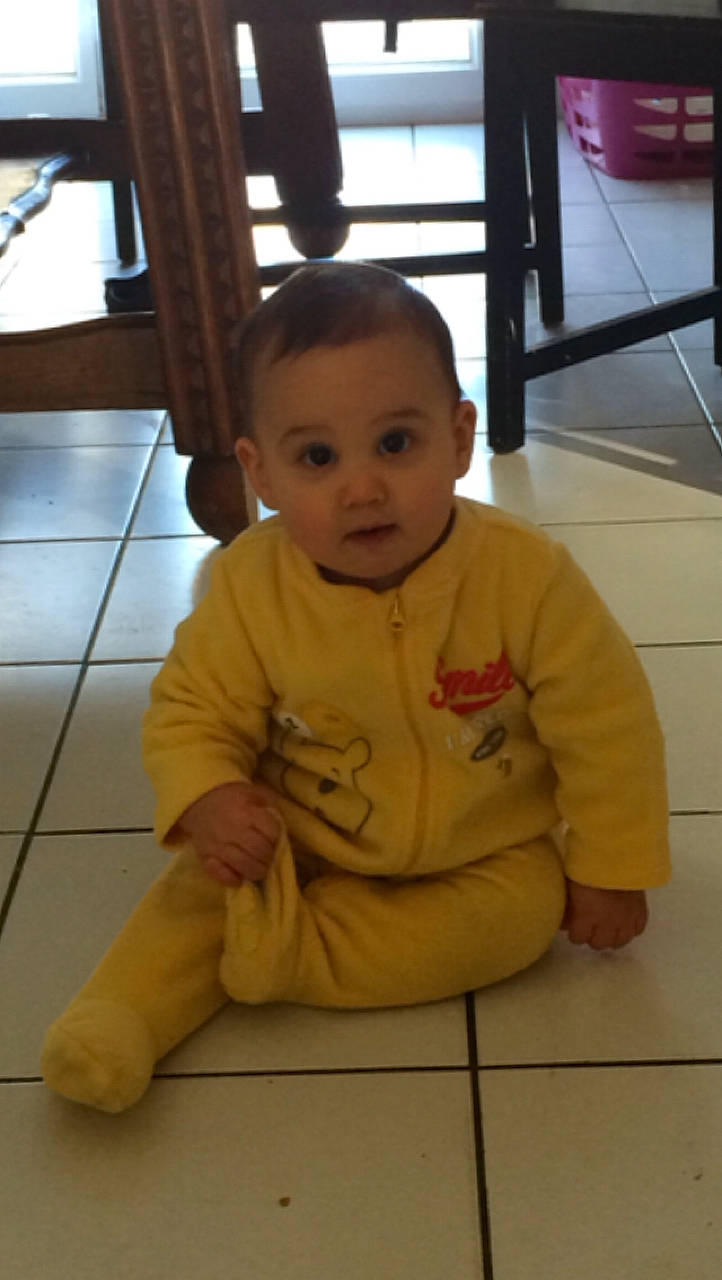 Tuân participe au concours pour gagner de l'argent avec cette photo : baby, cheek, child, floor, flooring, person, sitting, surprise, toddler