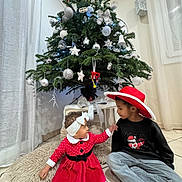 Augustin participe au concours pour gagner de l'argent avec cette photo : baby, boy, celebration, child, christmas_tree, curtains, cute, decorations, family, festive_clothing, floor_tiles, gift_box, girl, holiday, indoor, ornaments, red_dress, santa_hat, smiling, toddler
