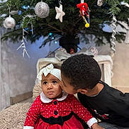 Assa a rejoint le concours — aidez-le/la à gagner de superbes lots ! baby, child, christmas_tree, holiday, decorations, ornaments, red_dress, headband, bow, kiss, love, siblings, festive, indoors, candid, cute, smiling, happy, family, celebration