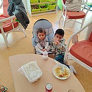 Assa participe au concours pour gagner de l'argent avec cette photo : baby, bottle, boy, chair, child, clothing, couch, floor, food, fork, fries, indoor, napkin, person, plate, soda_can, table, toddler, toy, window
