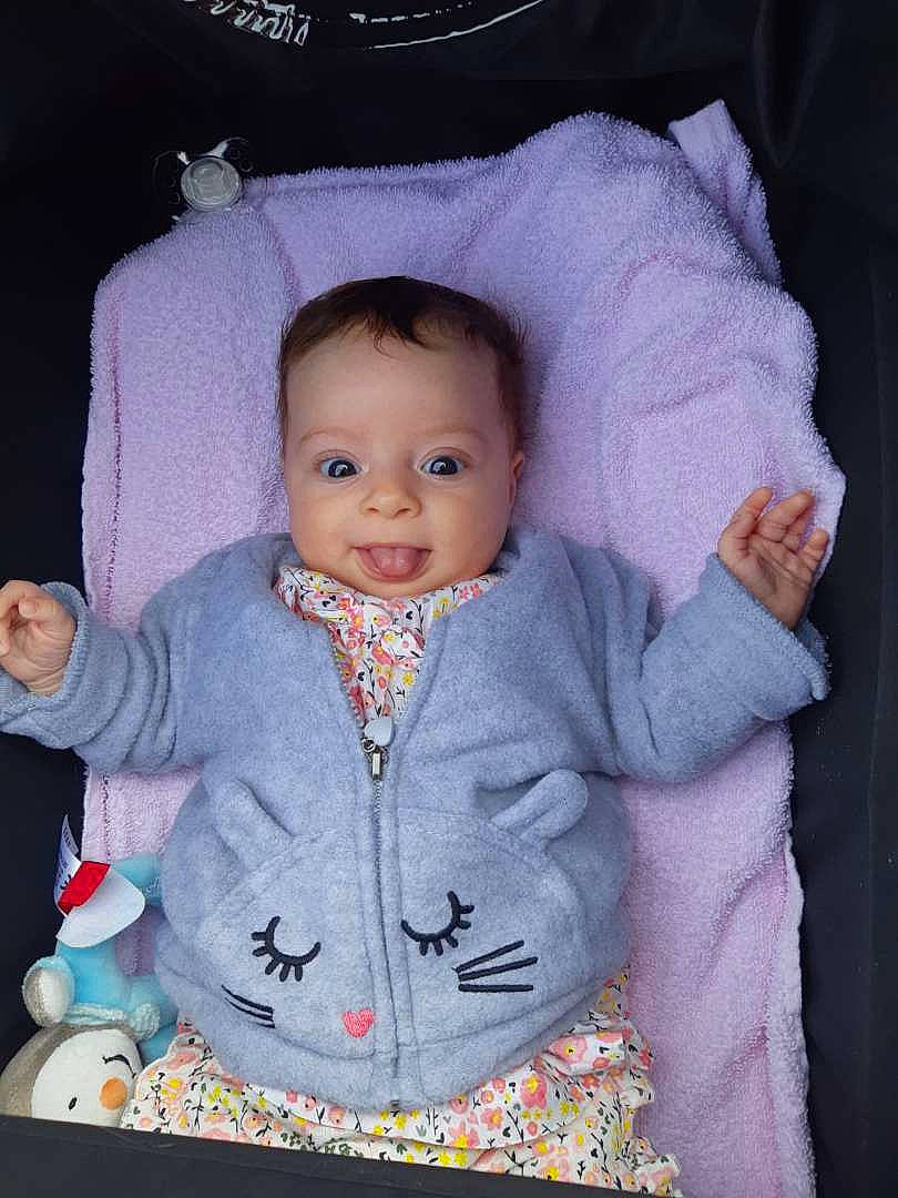 Lilou a rejoint le concours — aidez-le/la à gagner de superbes lots ! baby, baby_products, cheek, child, eye, face, head, hoodie, iris, outerwear, person, pink, product, skin, smile, toddler