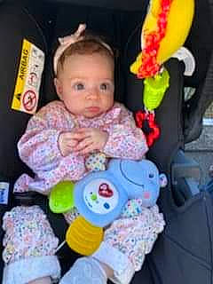 Lilou a rejoint le concours — aidez-le/la à gagner de superbes lots ! baby, baby_products, baby_toys, car_seat, child, ear, person, play, product, smile, toddler, toy