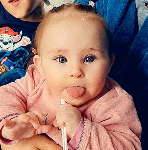 Ova participe au concours pour gagner de l'argent avec cette photo : baby_toddler_clothing, cheek, chin, ear, eyebrow, eyelash, face, finger, gesture, hand, happy, human, lip, mouth, nose, organ, person, photograph, skin, sleeve