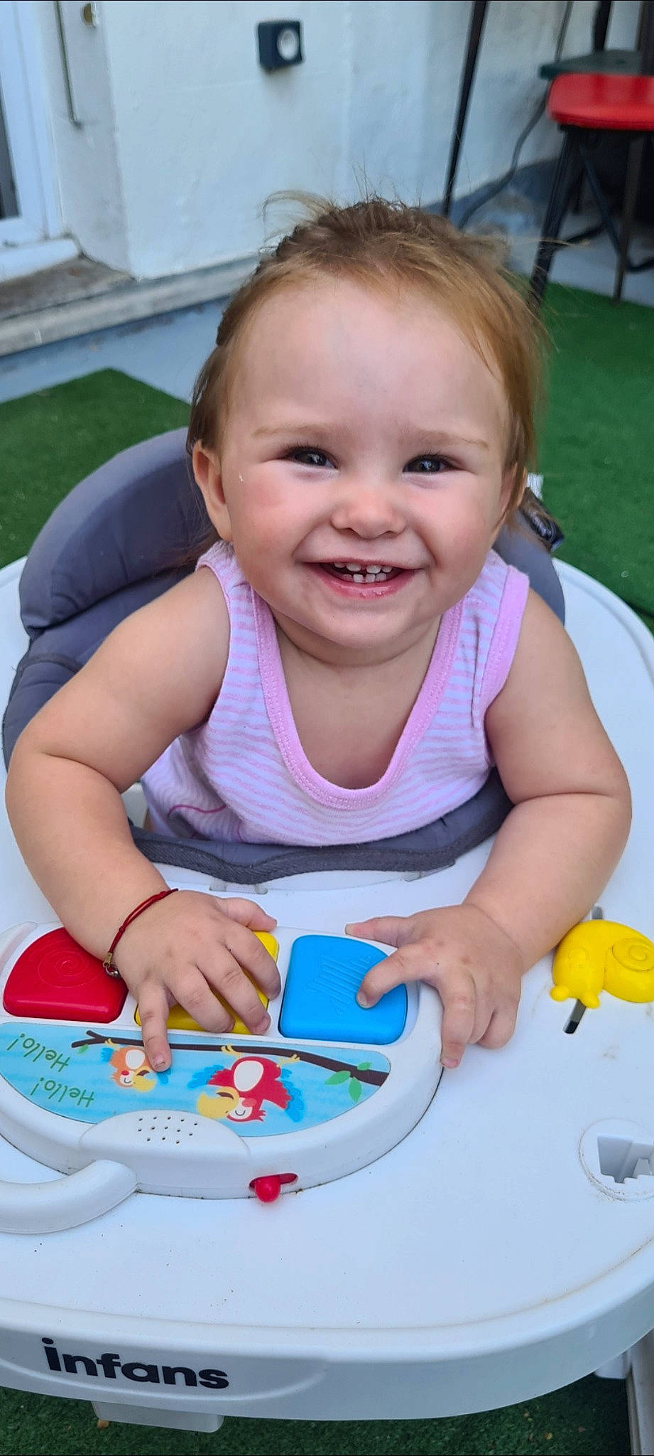 Ova a rejoint le concours — aidez-le/la à gagner de superbes lots ! baby, baby_playing_with_toys, baby_toddler_clothing, chair, cheek, child, face, fun, green, hairstyle, happy, head, joy, leisure, person, pink, product, recreation, skin, smile