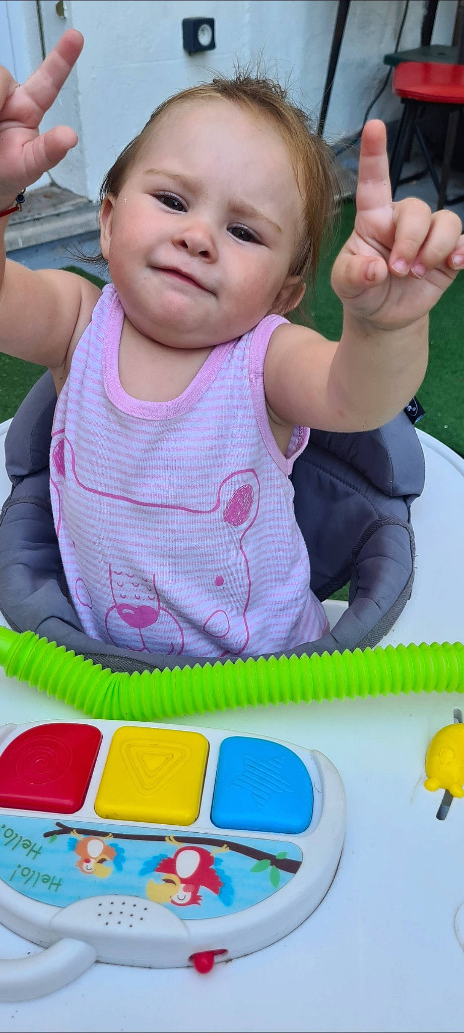 Ova participe au concours pour gagner de l'argent avec cette photo : arm, baby, baby_playing_with_toys, baby_toddler_clothing, cheek, child, finger, fun, gesture, green, hand, happy, people, person, photograph, pink, product, sharing, skin, toddler